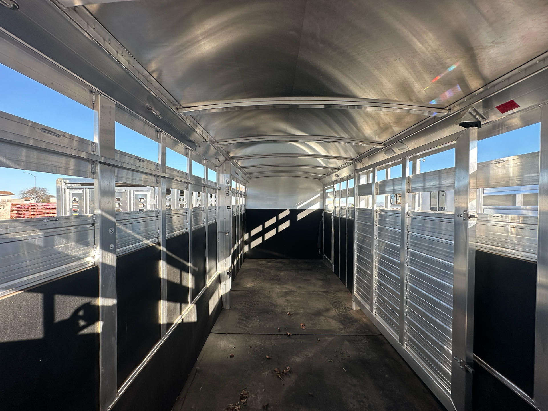 2025 4-STAR TRAILERS 7X24 DELUXE STOCK GN TRAILER in Paso Robles, California - Photo 2