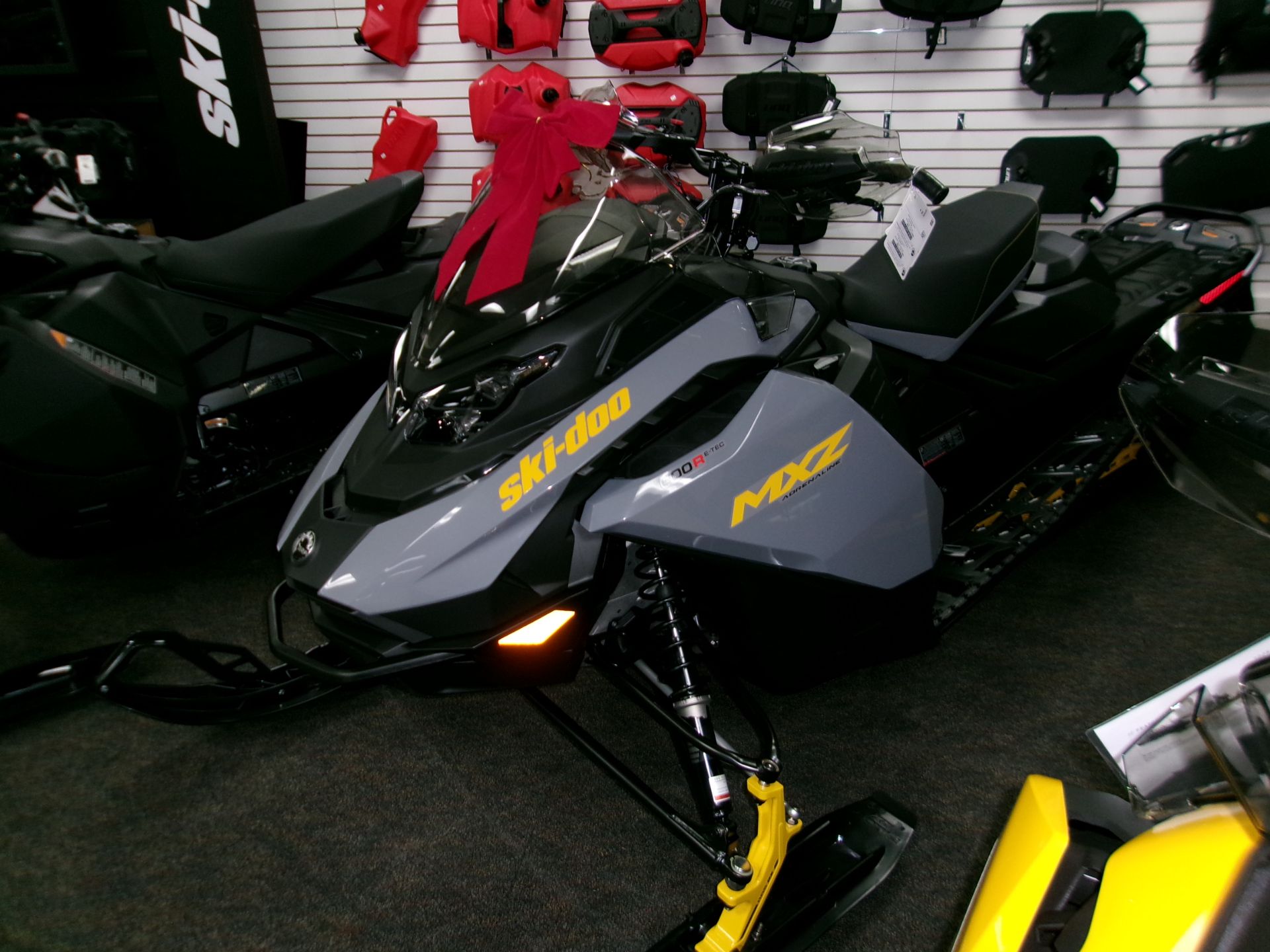1206-216 スノーボード New 2026 Ski-Doo MXZ Adrenaline w/ Blizzard Package 129 850 E-TEC