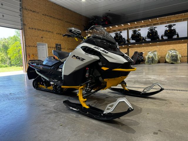 2024 MXZ Adrenaline with Blizzard Package 137 850 E-TEC
