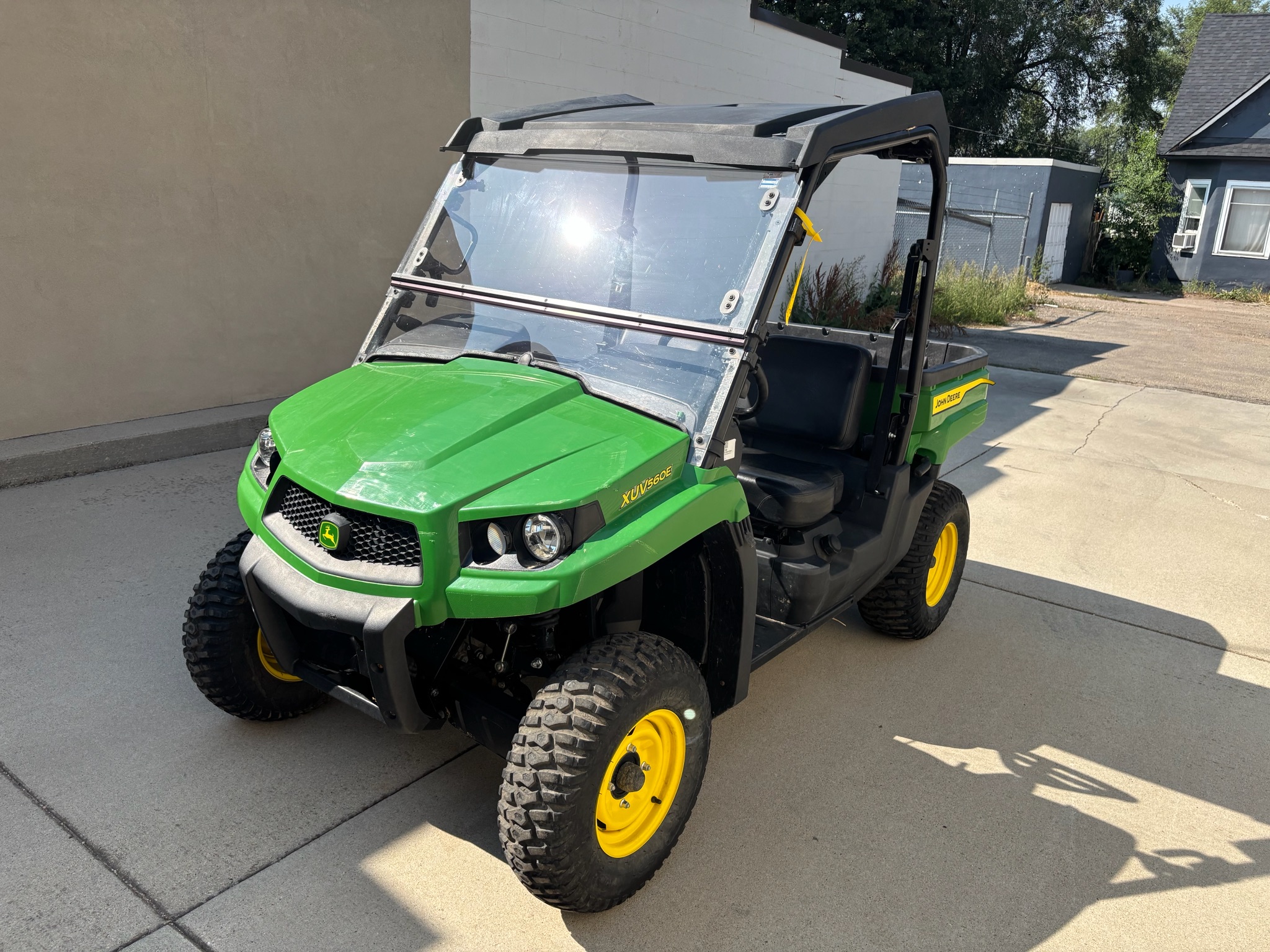 2023 XUV560E