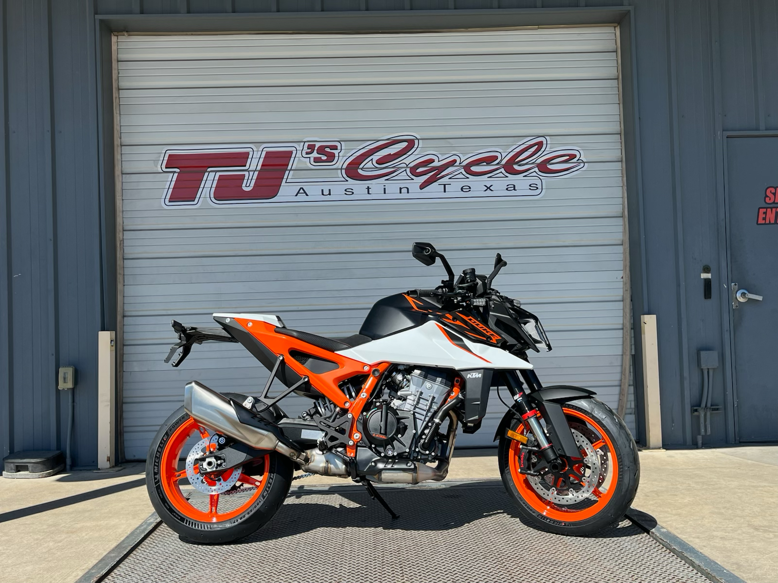 2026 KTM 990 Duke R