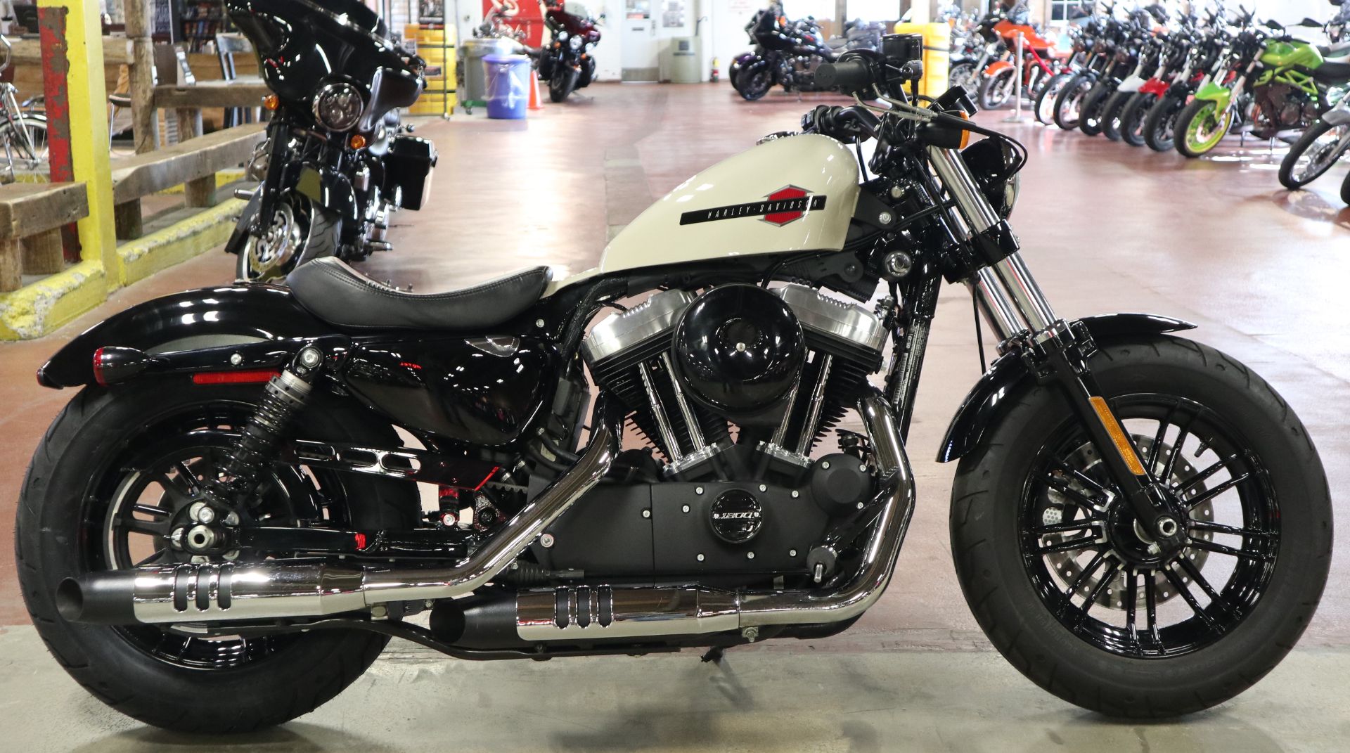 送料無料 通販 激安 Used 2022 Pearl Sand White Forty-Eight® Harley-Davidson パーツ
