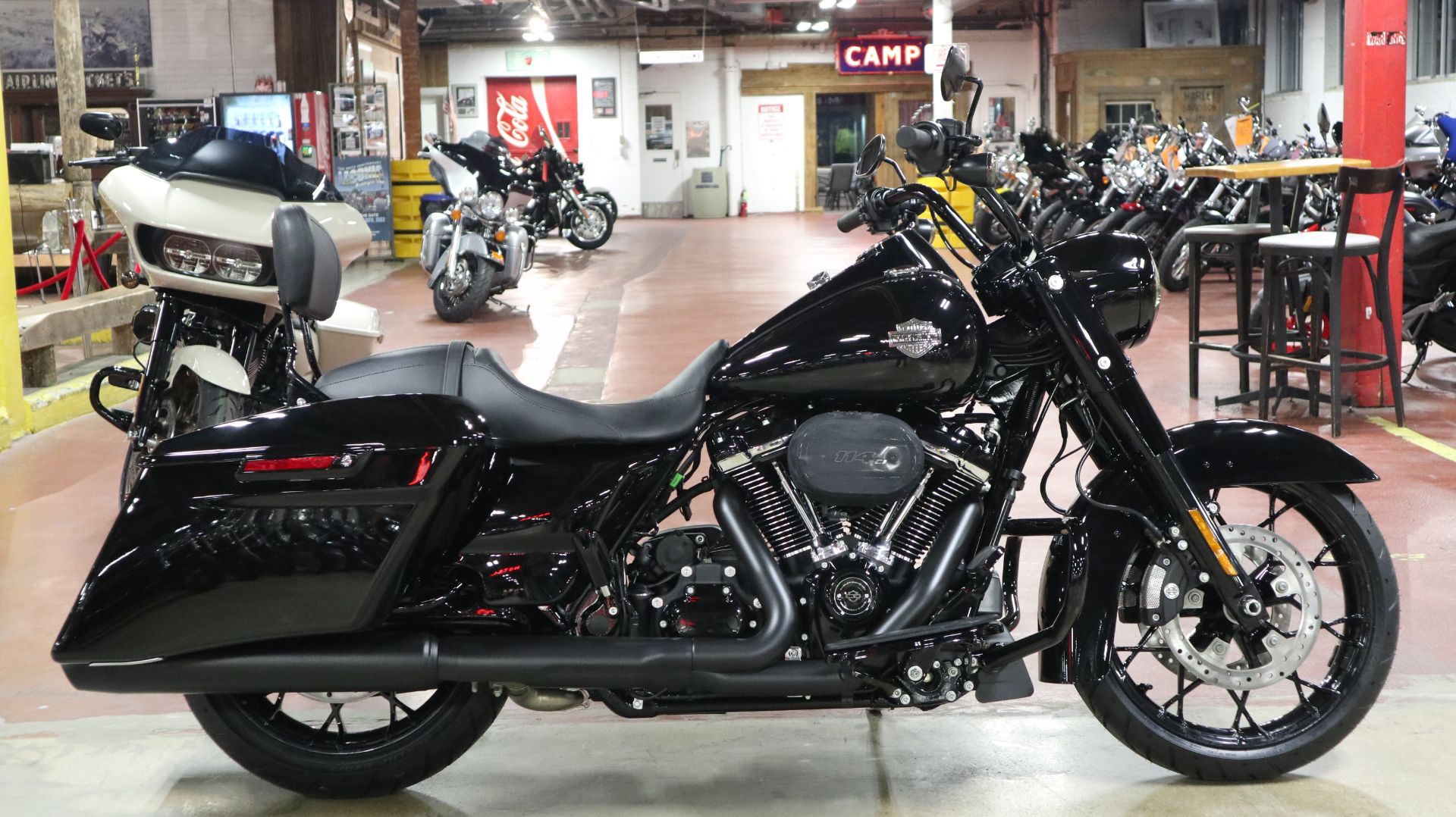 Harley-Davidson バイクシート ブラック　25301 25302 New 2025 Harley-Davidson Street Glide® Iron Horse Metallic
