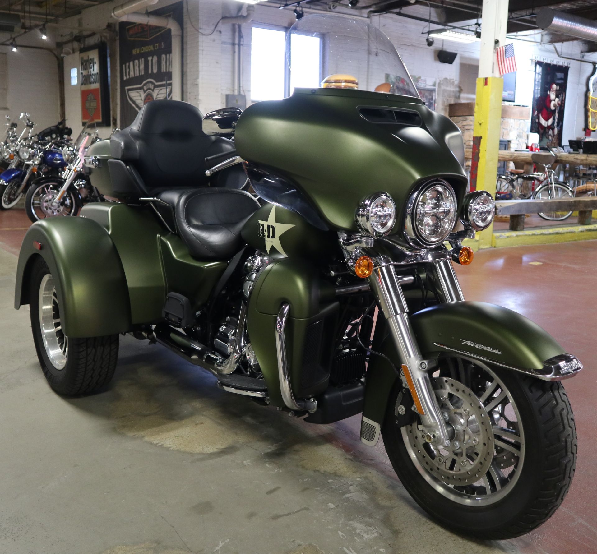 2022 Harley-Davidson Tri Glide Ultra (G.I. Enthusiast Collection) 2