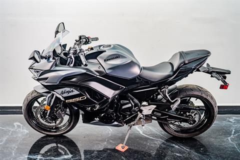 定価￥47,300 2024 ナイデッカー CASCAD GREY 29.5 2024 Kawasaki Ninja® 650 ABS Metallic Matte Dark Gray