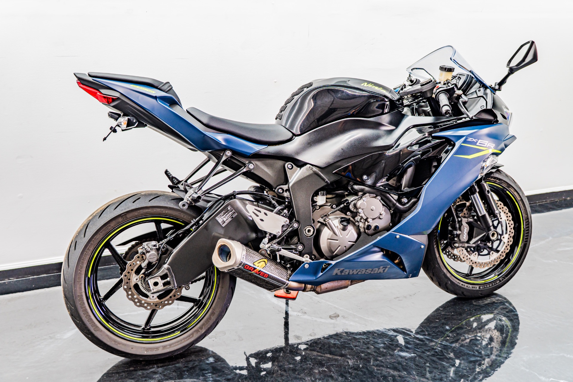 2025 Kawasaki Ninja ZX-6R Metallic Matte Dark Gray / Ebony