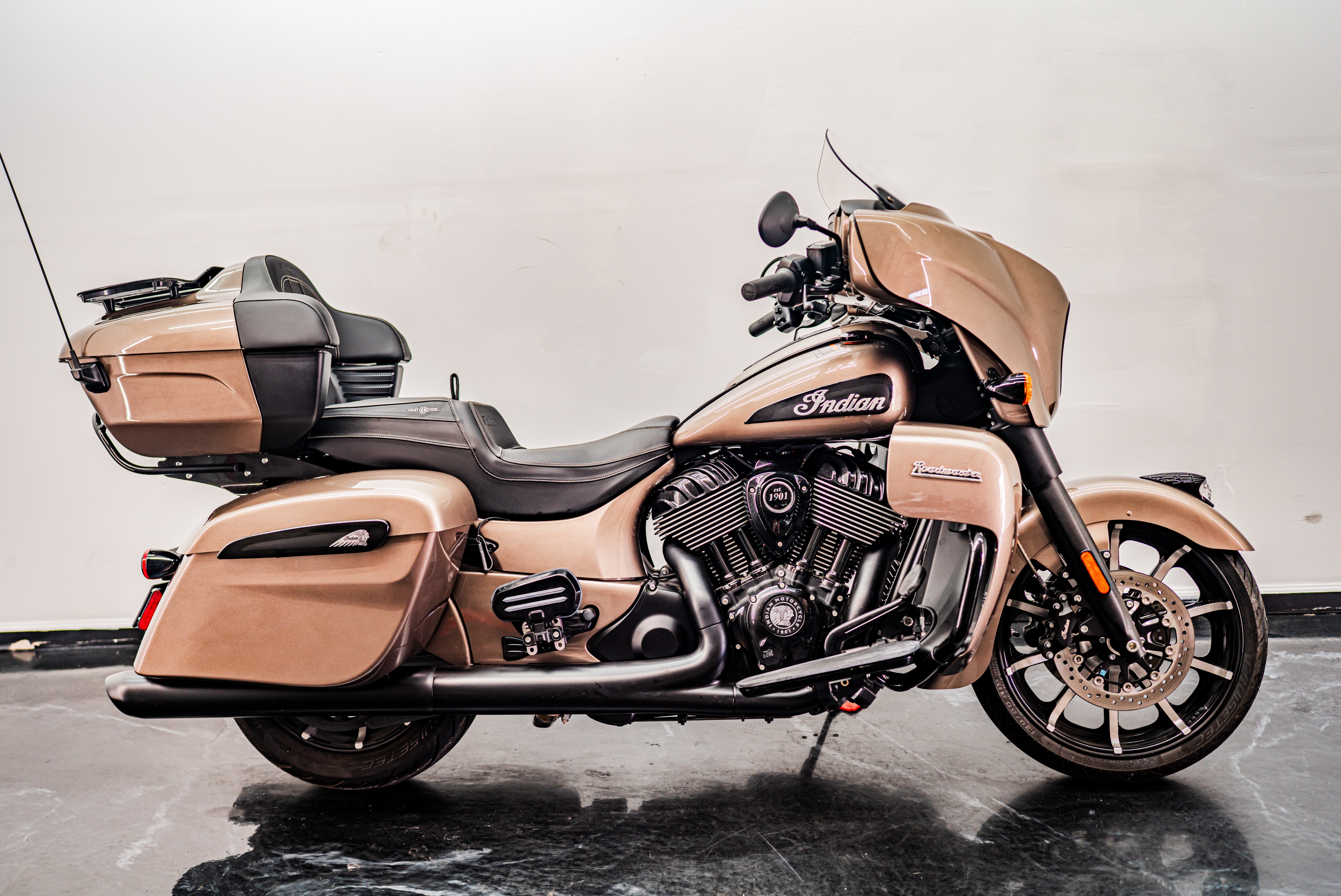 2022 Indian Motorcycle Roadmaster® Dark Horse®