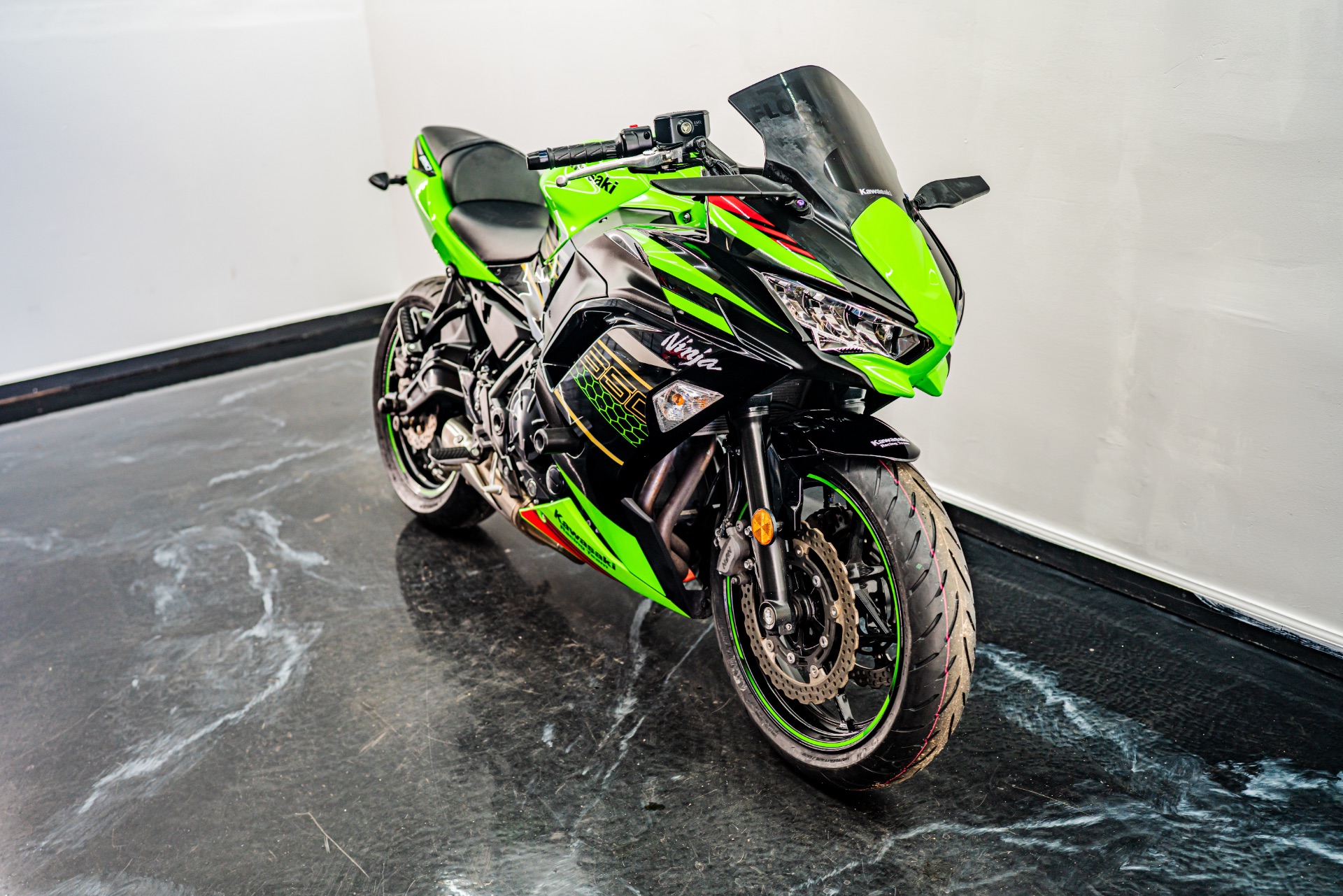 ごろ 様 2021 Kawasaki Ninja® 650 Metallic Graphite Gray/Metallic Spark