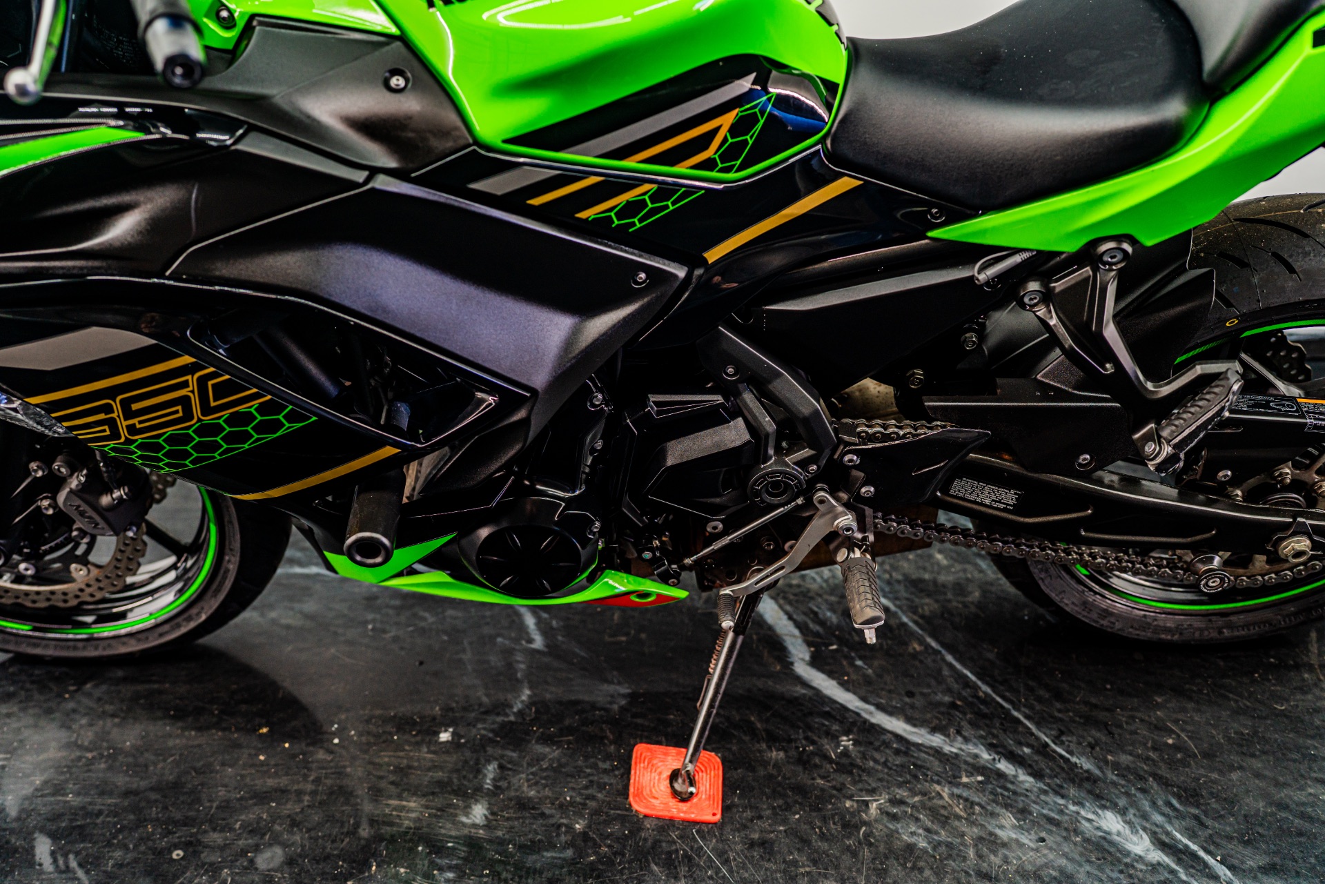 ごろ 様 2021 Kawasaki Ninja® 650 Metallic Graphite Gray/Metallic Spark