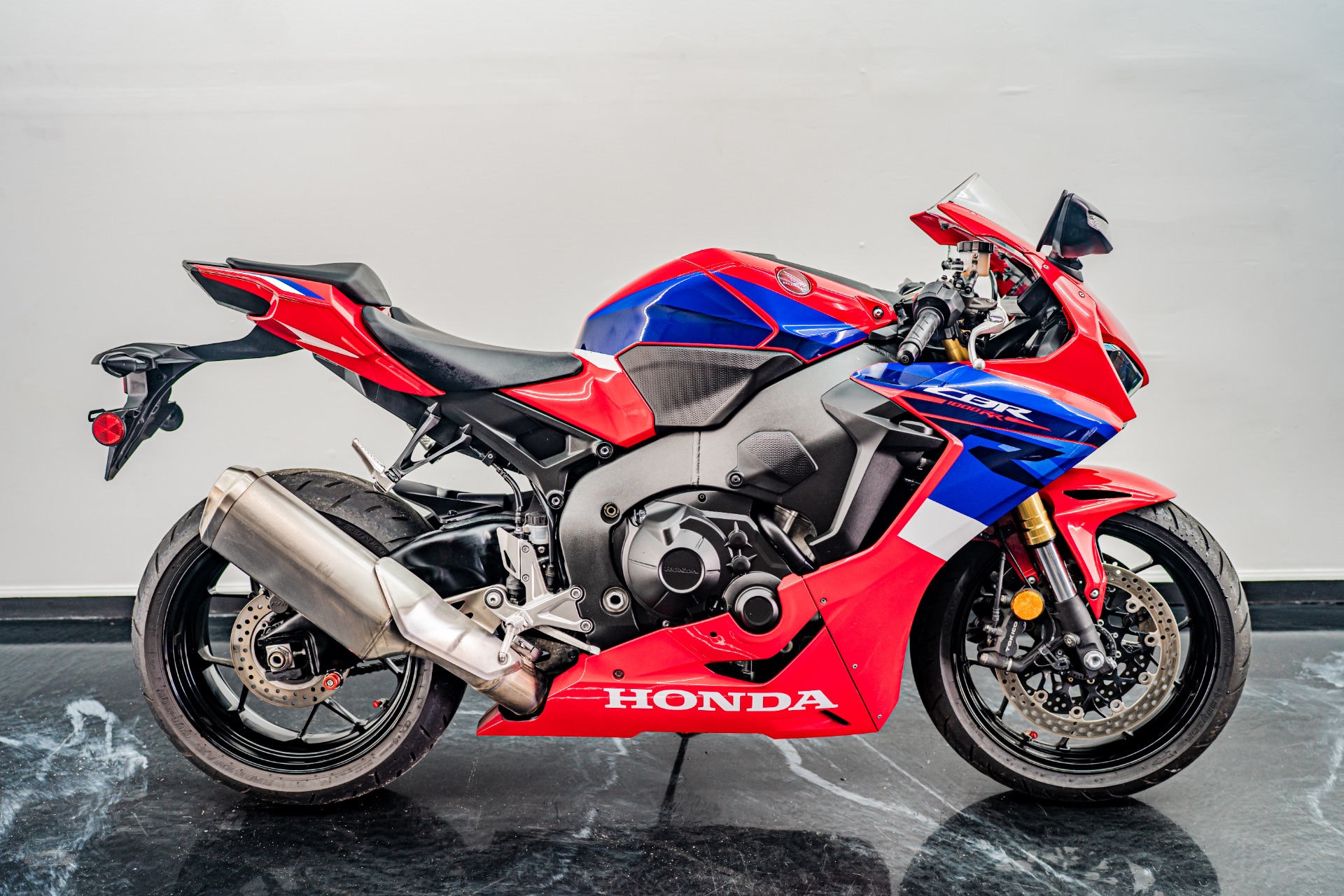 バイク HONDA CBR1000RR 2018 Honda CBR1000RR SP vs. 2018 Kawasaki Ninja ZX-10R SE
