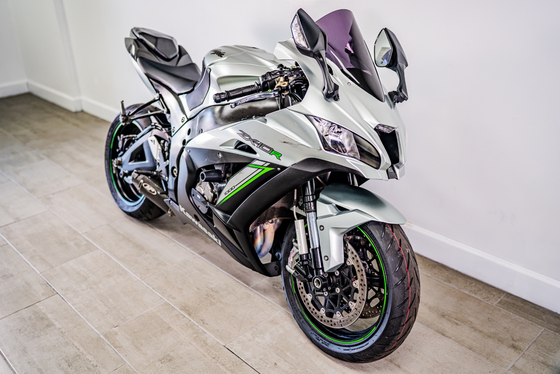 エリザベートWhite 2025 Kawasaki Ninja ZX-10R: Full Review & Performance
