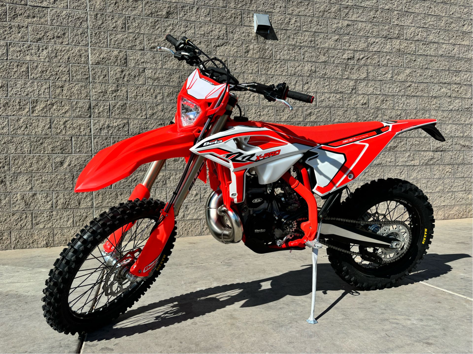 Beta OEM - FRONT FENDER - WHITE - X -TR.