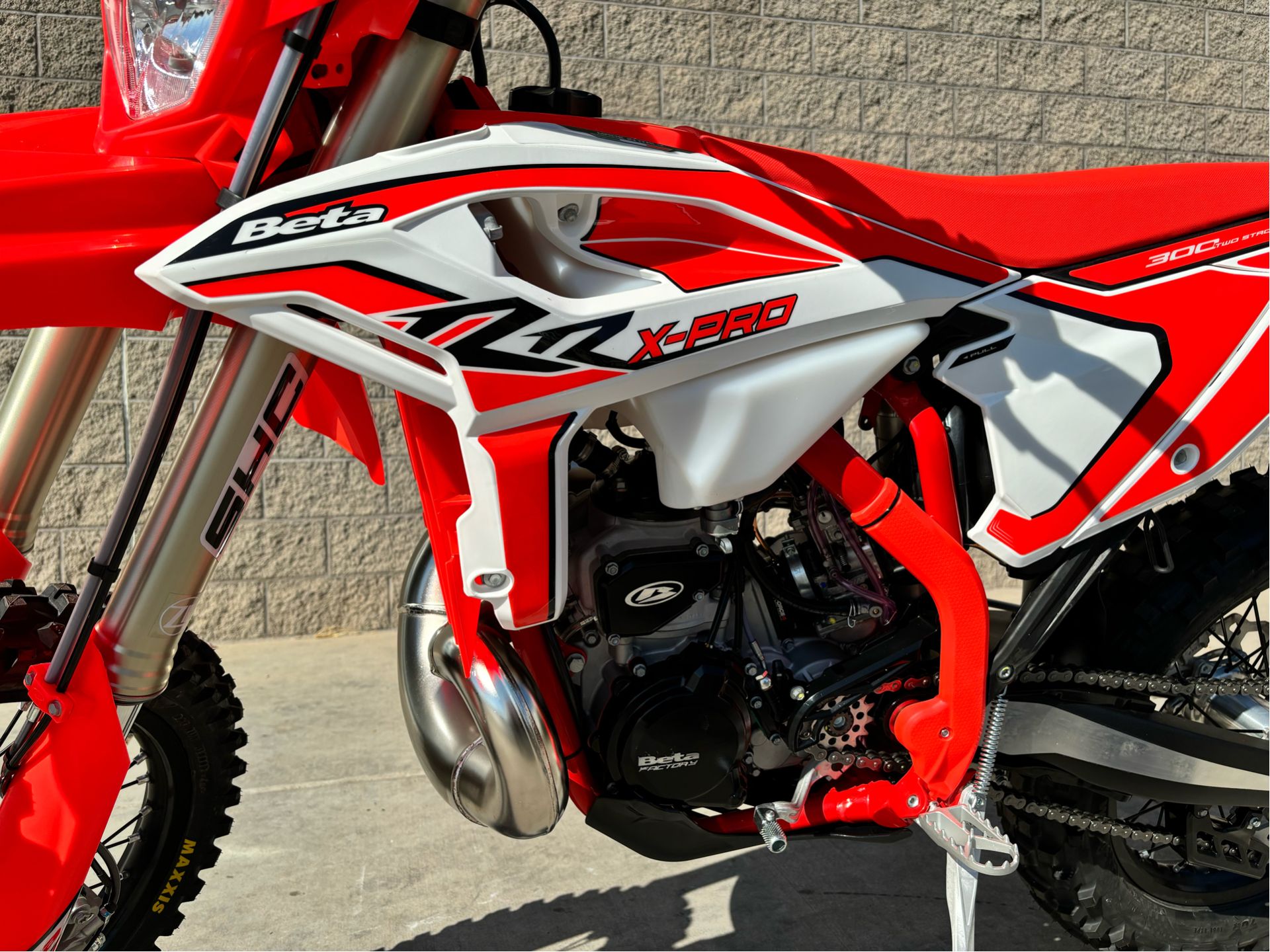 Beta OEM - FRONT FENDER - WHITE - X -TR.
