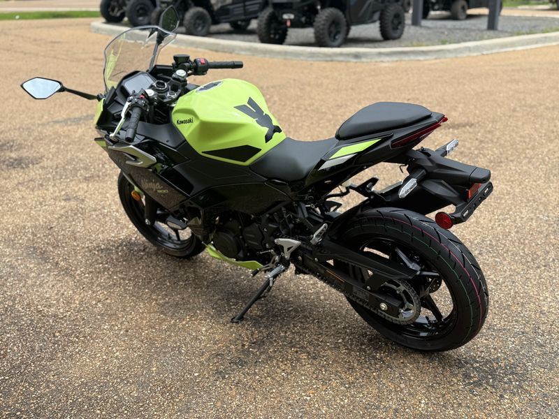 2026 Kawasaki Ninja® 500 SE ABS 3