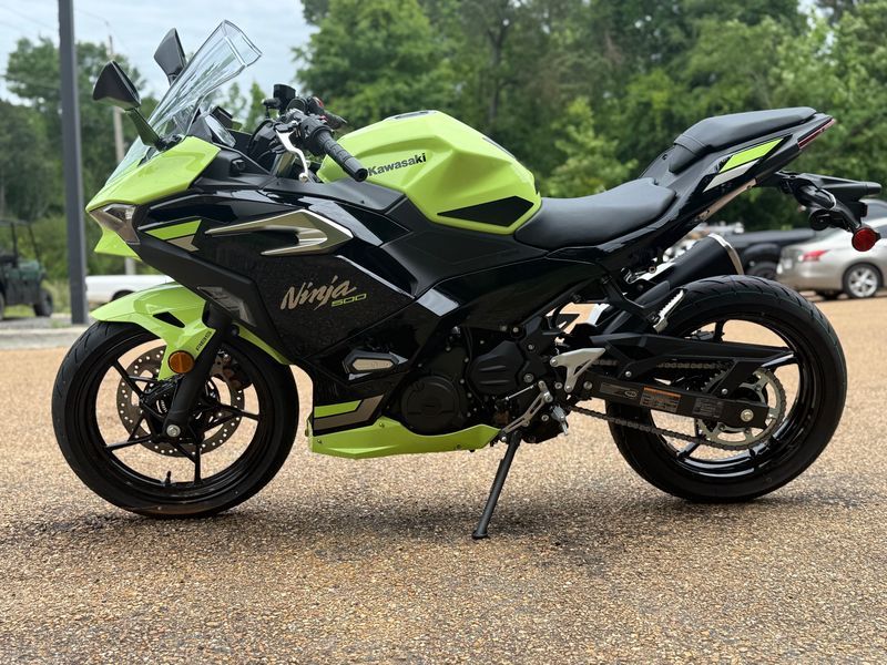 2026 Kawasaki Ninja® 500 SE ABS 4