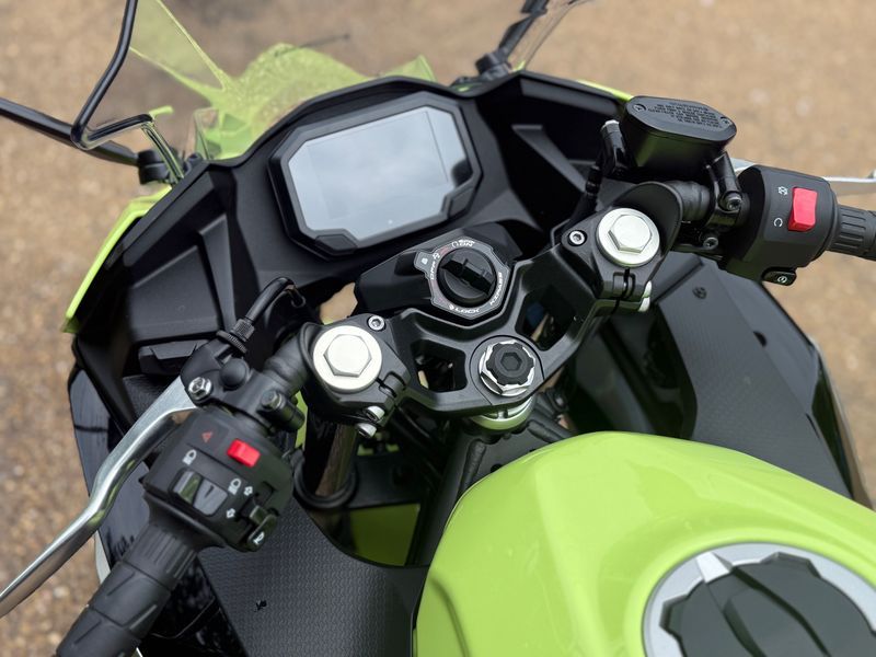 2026 Kawasaki Ninja® 500 SE ABS 5