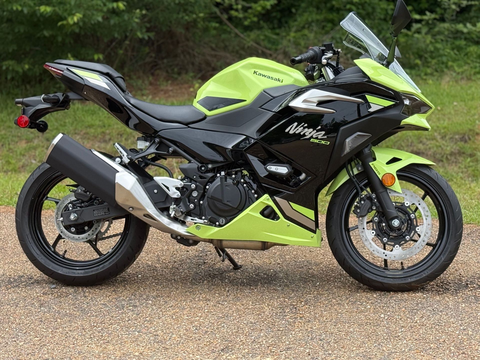 2026 Kawasaki Ninja® 500 SE ABS 1