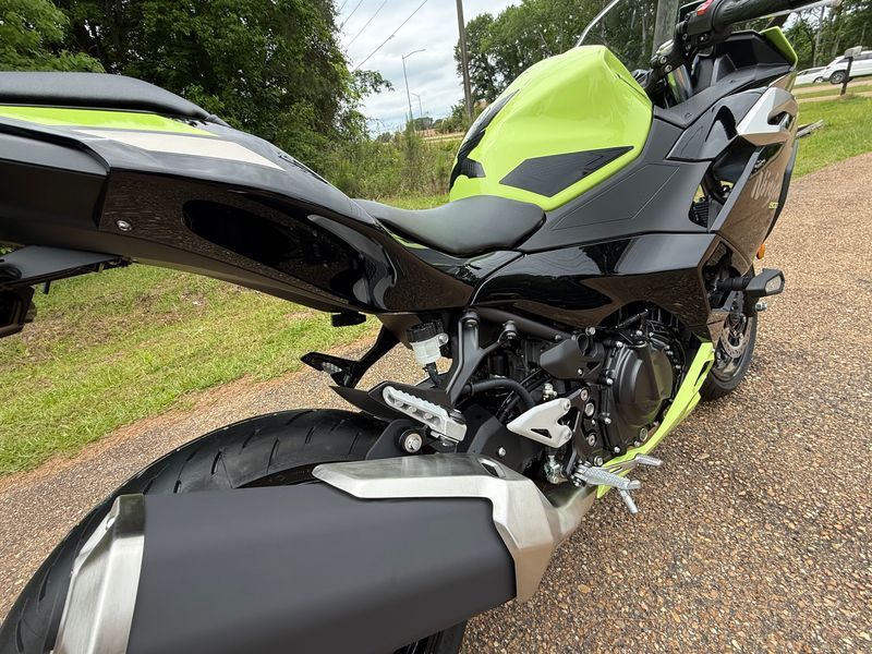 2026 Kawasaki Ninja® 500 SE ABS 8