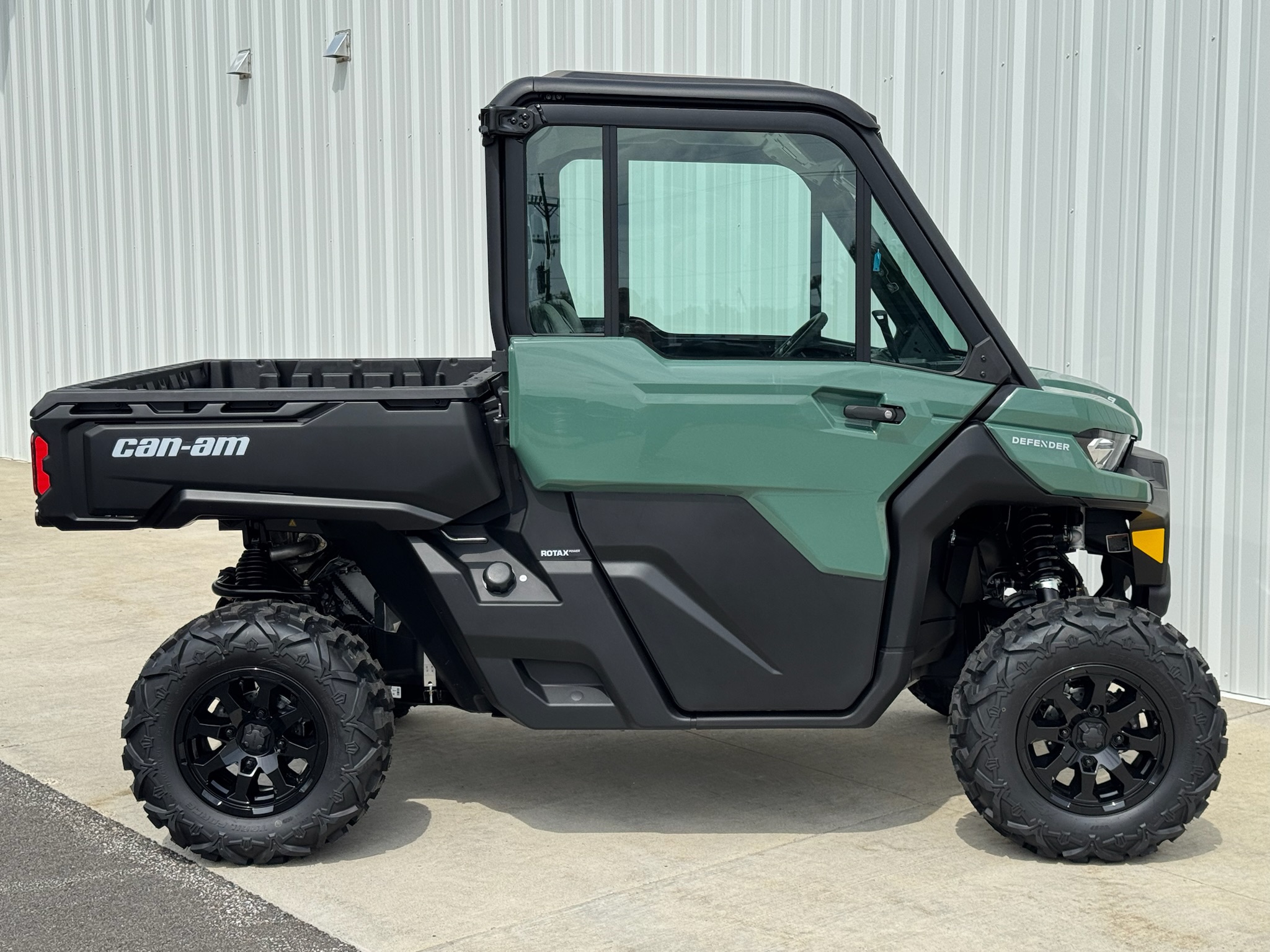 2026 Can-Am™ Defender DPS CAB 6