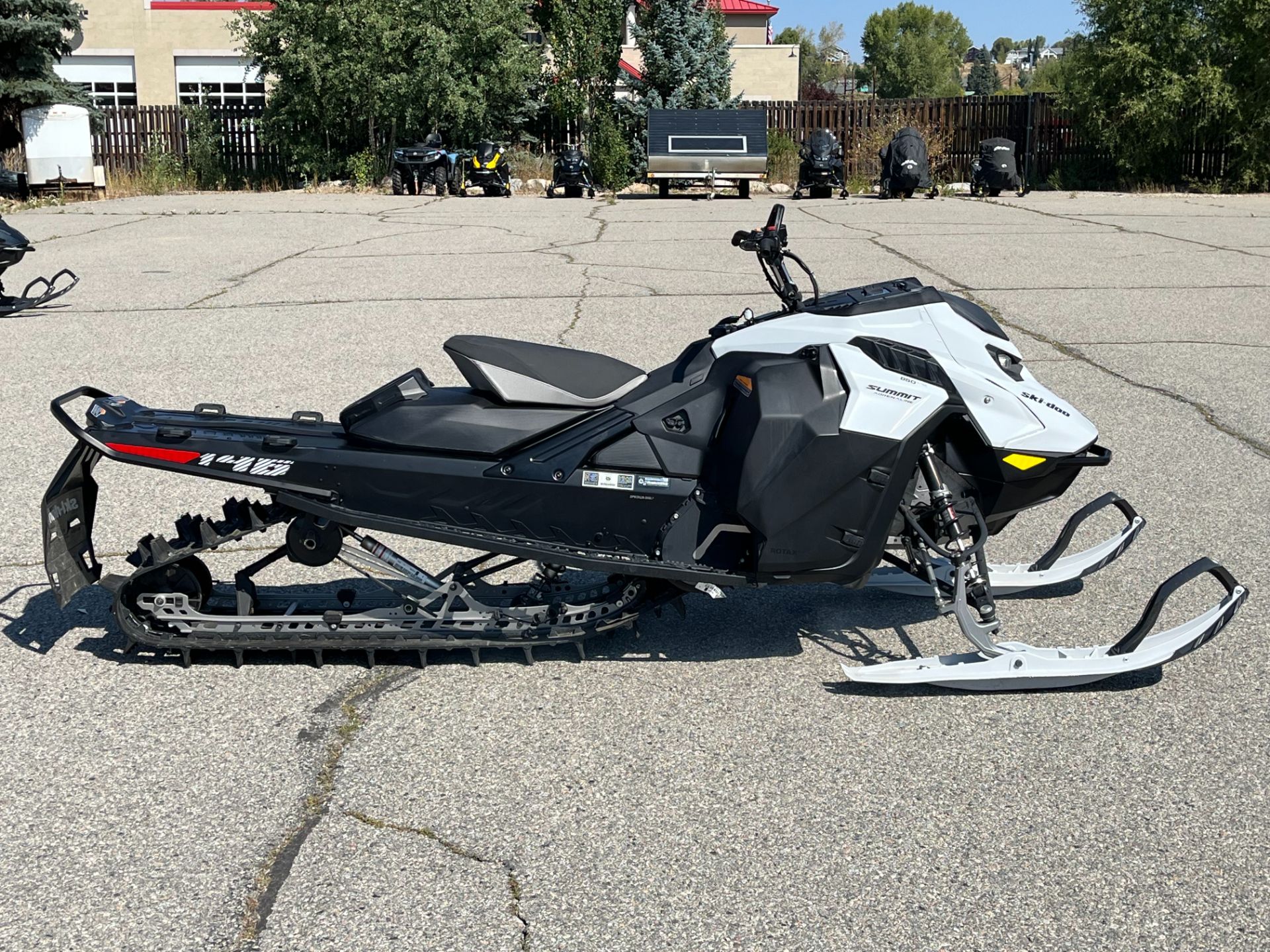 New 2025 Ski-Doo Summit Adrenaline 146 850 E-TEC SHOT PowderMax