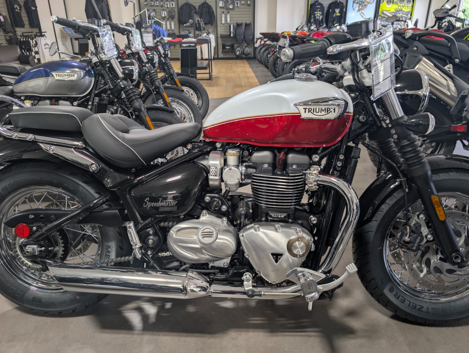 TRIUMPH BONNEVILLE グローブ ベージュ TRIUMPH ORIGINALS 2025 | For the Ride