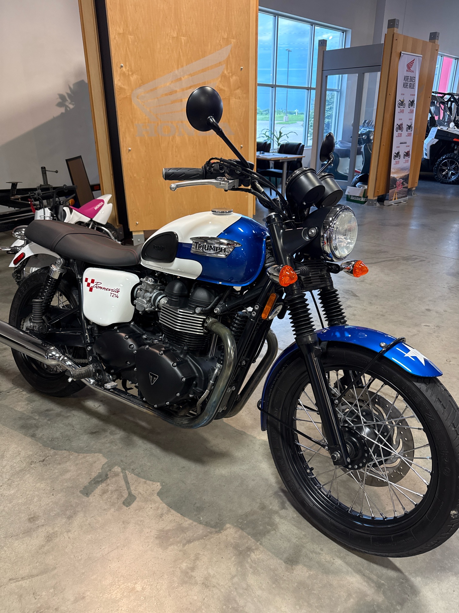2015 Triumph Bonneville T214