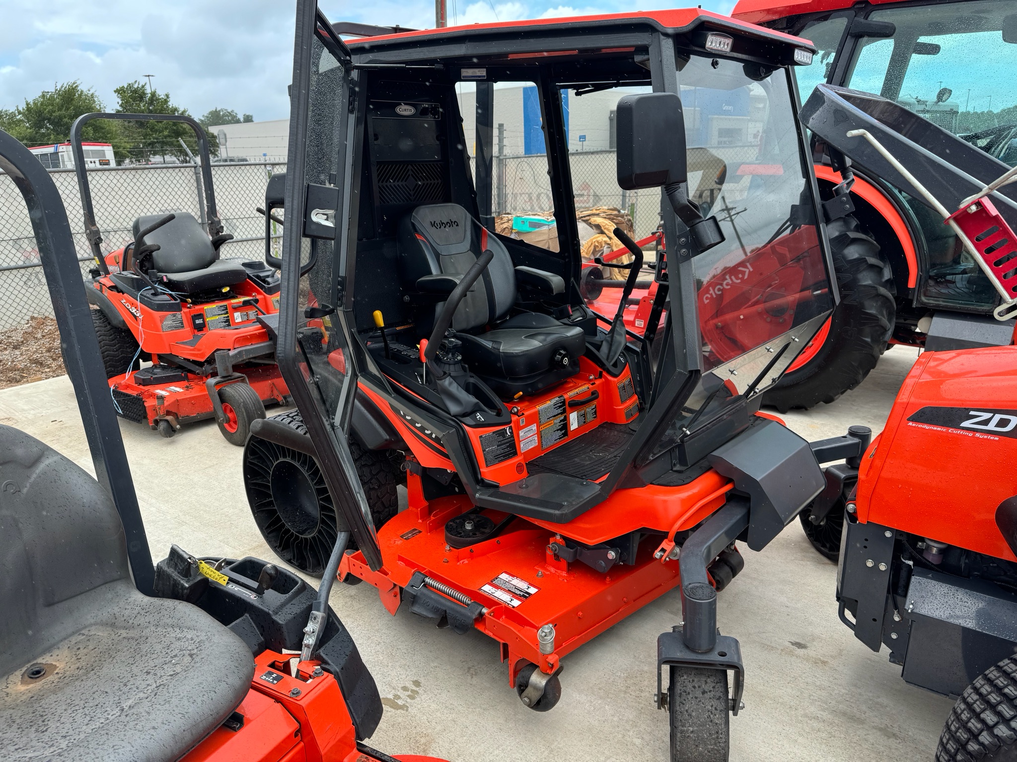 2000 ZD1211L 72 in. Kubota 24.8 hp