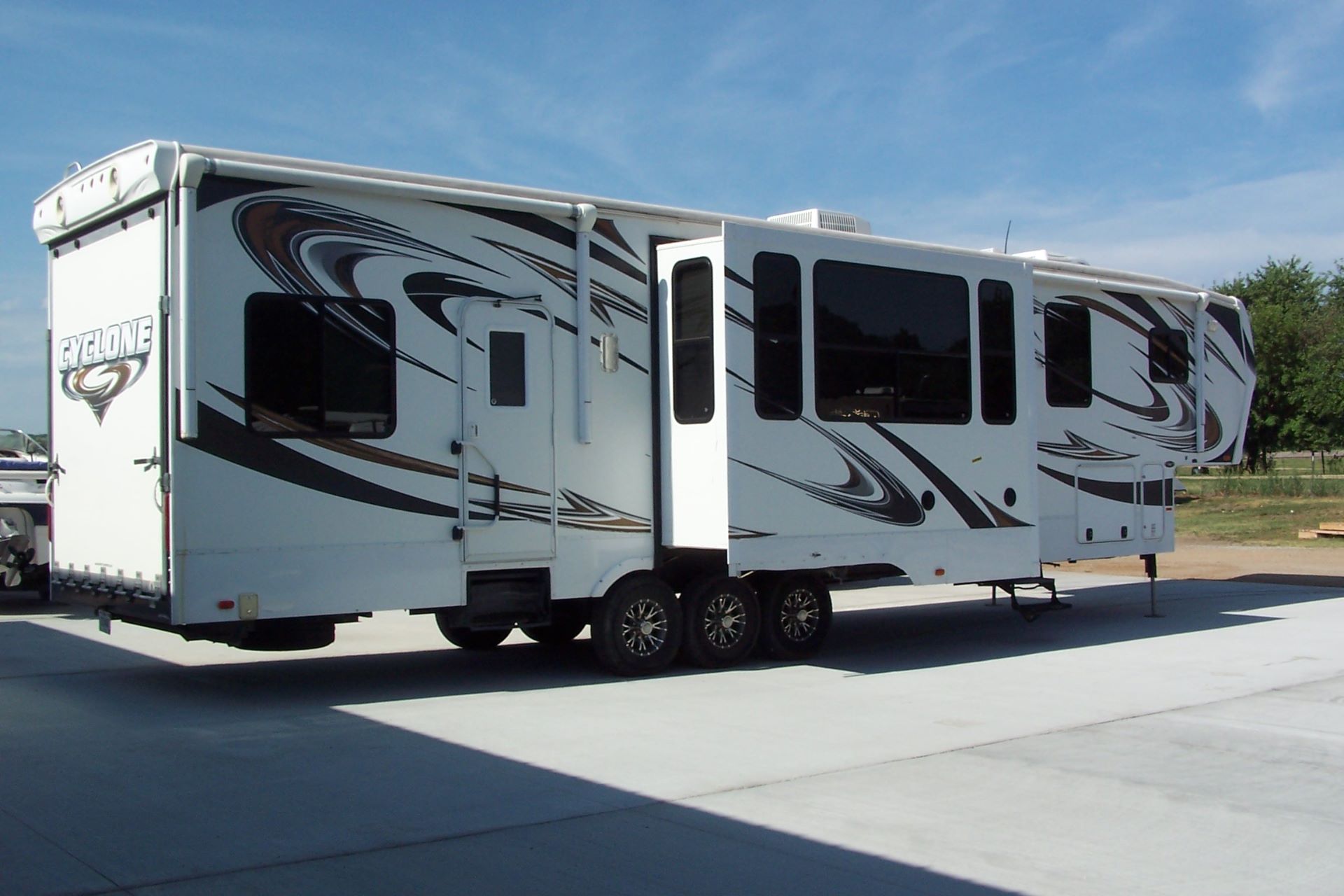 2013 HEARTLAND M-380 in Yankton, South Dakota - Photo 2