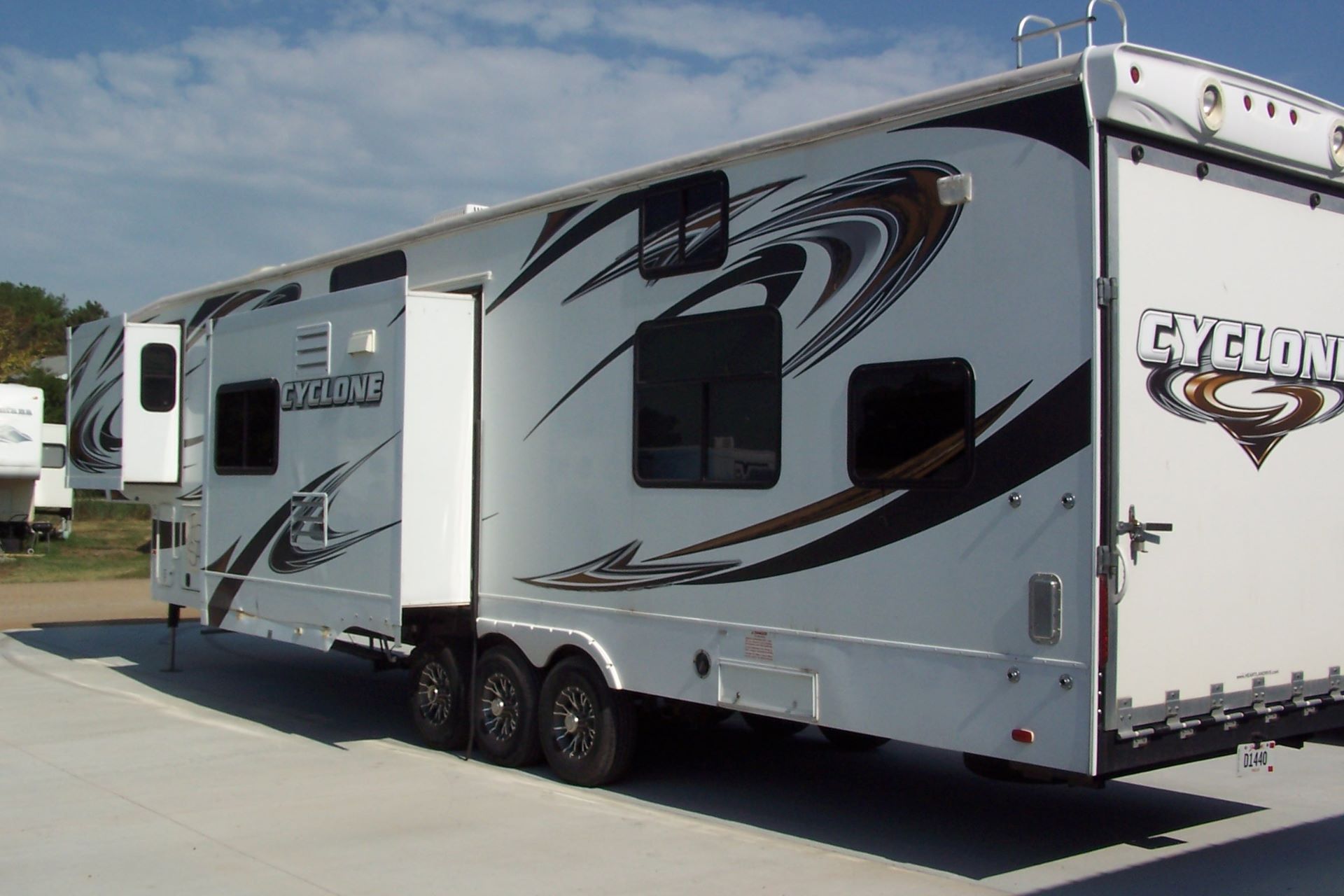 2013 HEARTLAND M-380 in Yankton, South Dakota - Photo 3