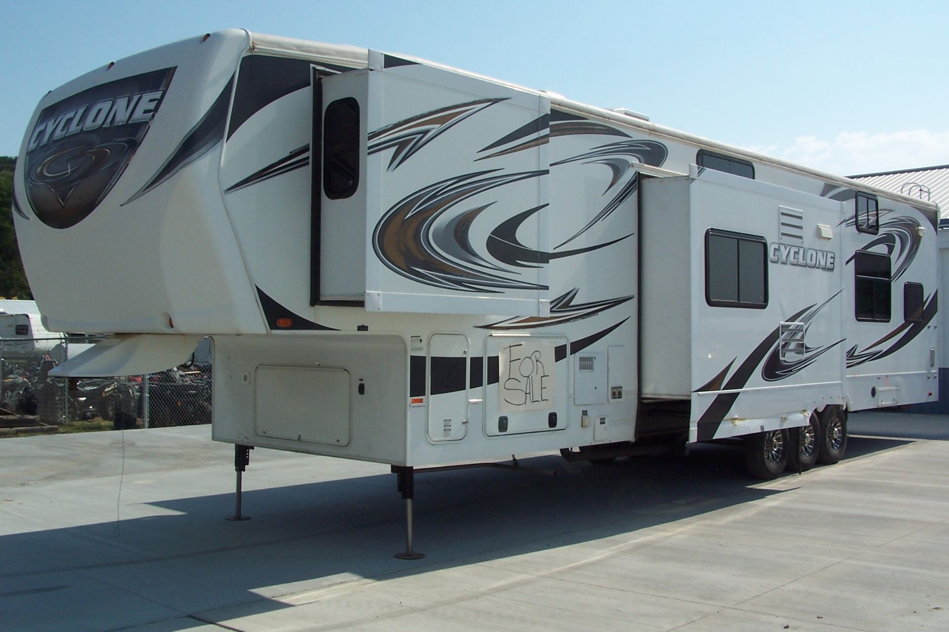 2013 HEARTLAND M-380 in Yankton, South Dakota - Photo 4