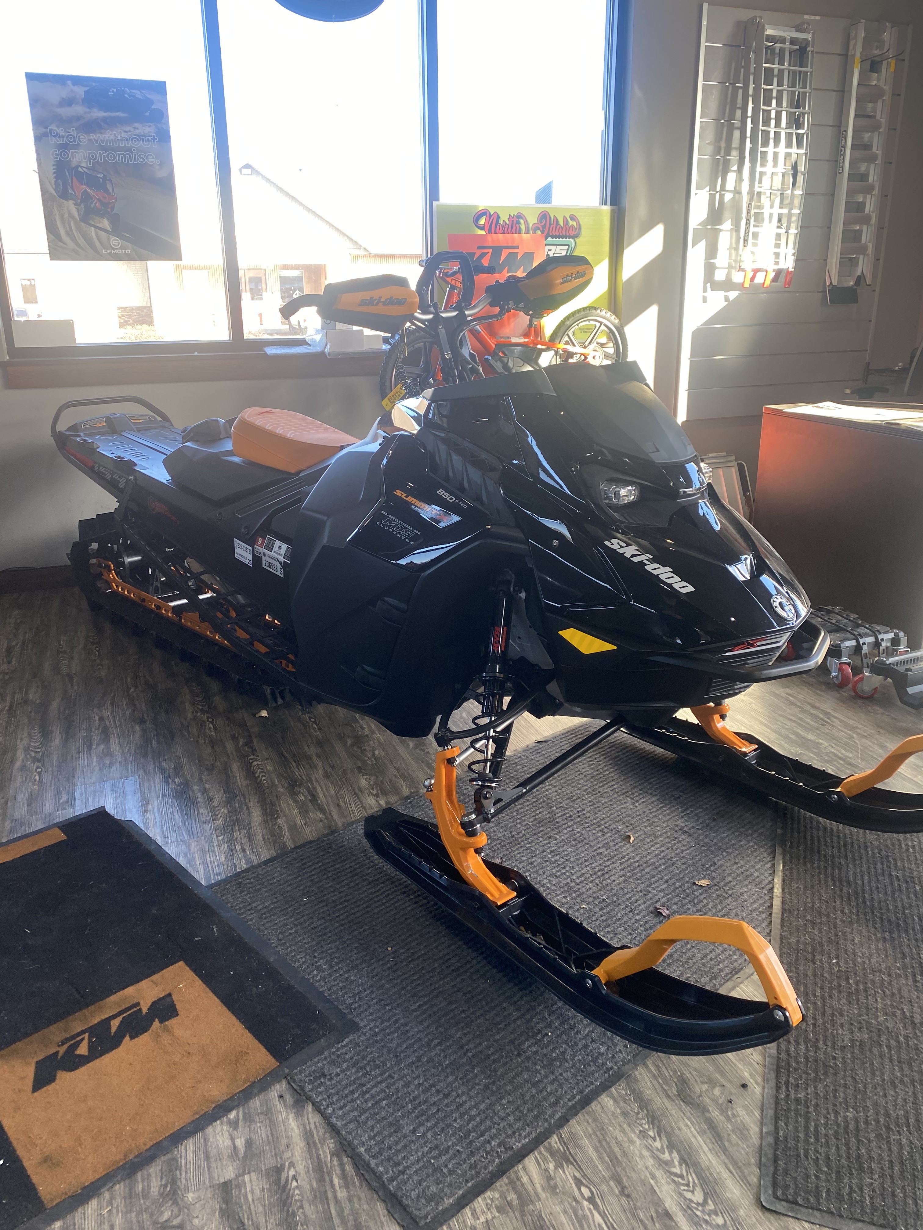 Ski-Doo Summit X Expert 154 850 E-Tec Shot Powdermax Light Image