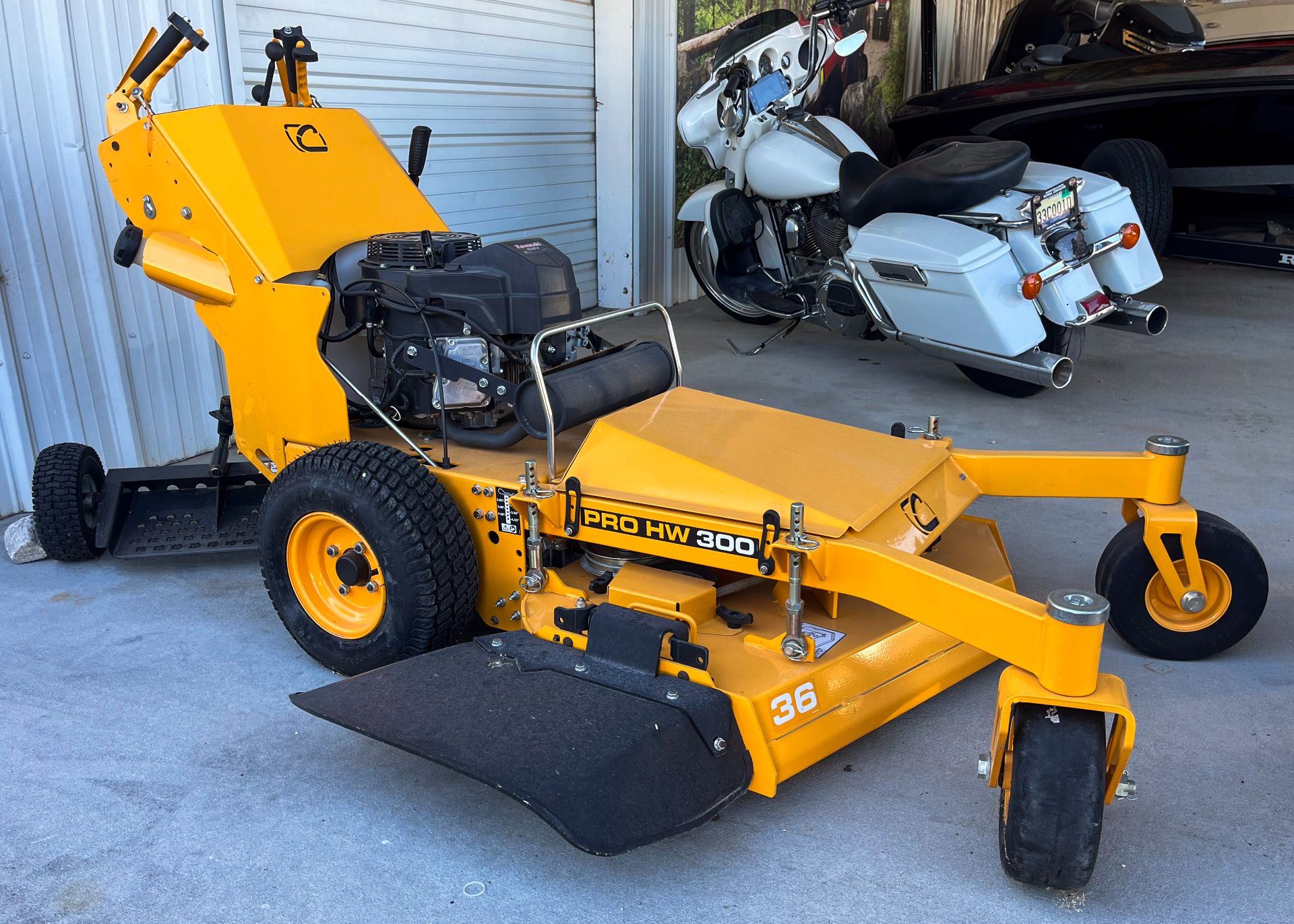 New Cub Cadet Pro HW 336 36 in. Kawasaki FS481V 14.5 hp, Florence