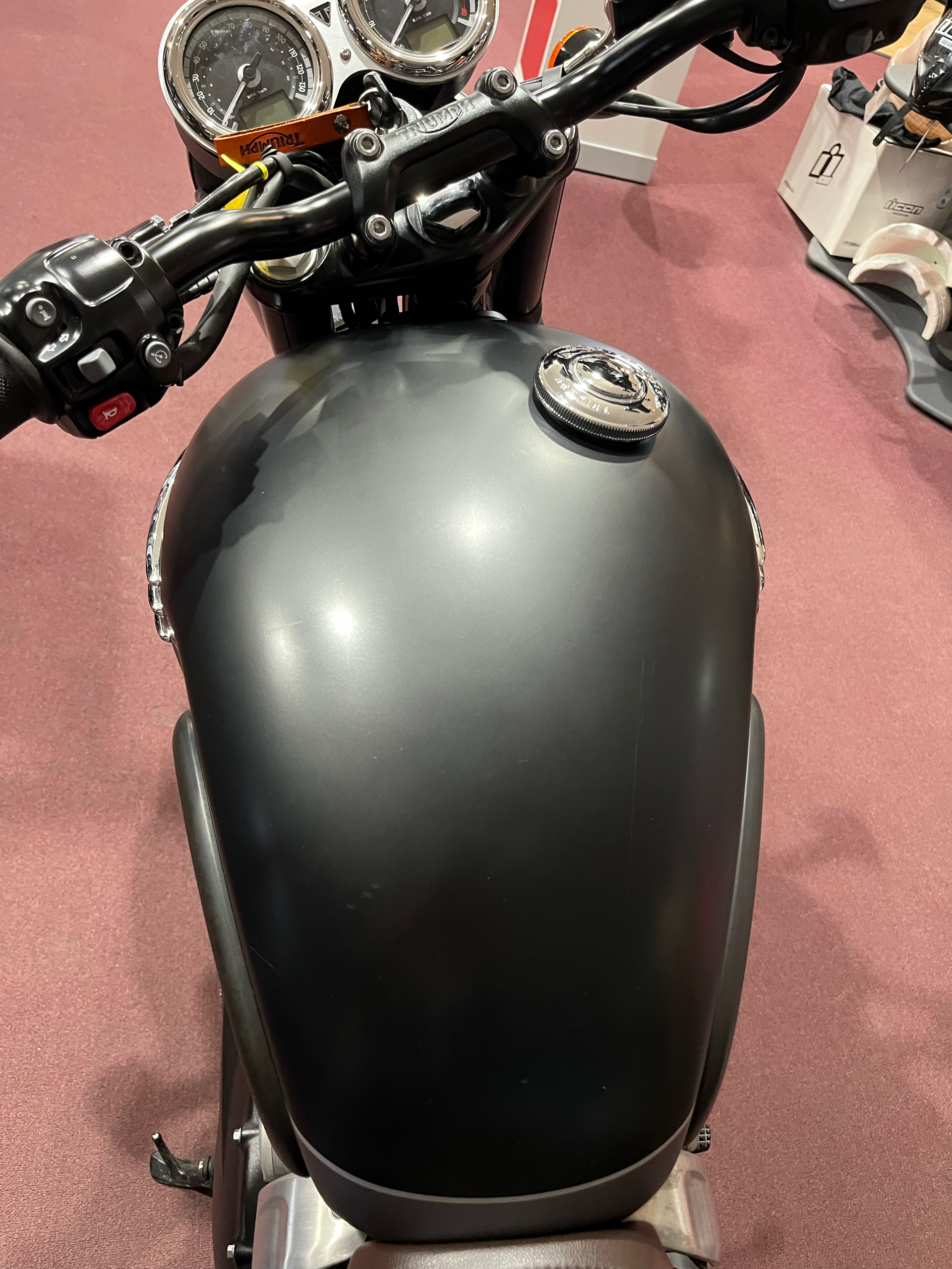 2022 Triumph Bonneville T120 Black in Belle Plaine, Minnesota - Photo 7