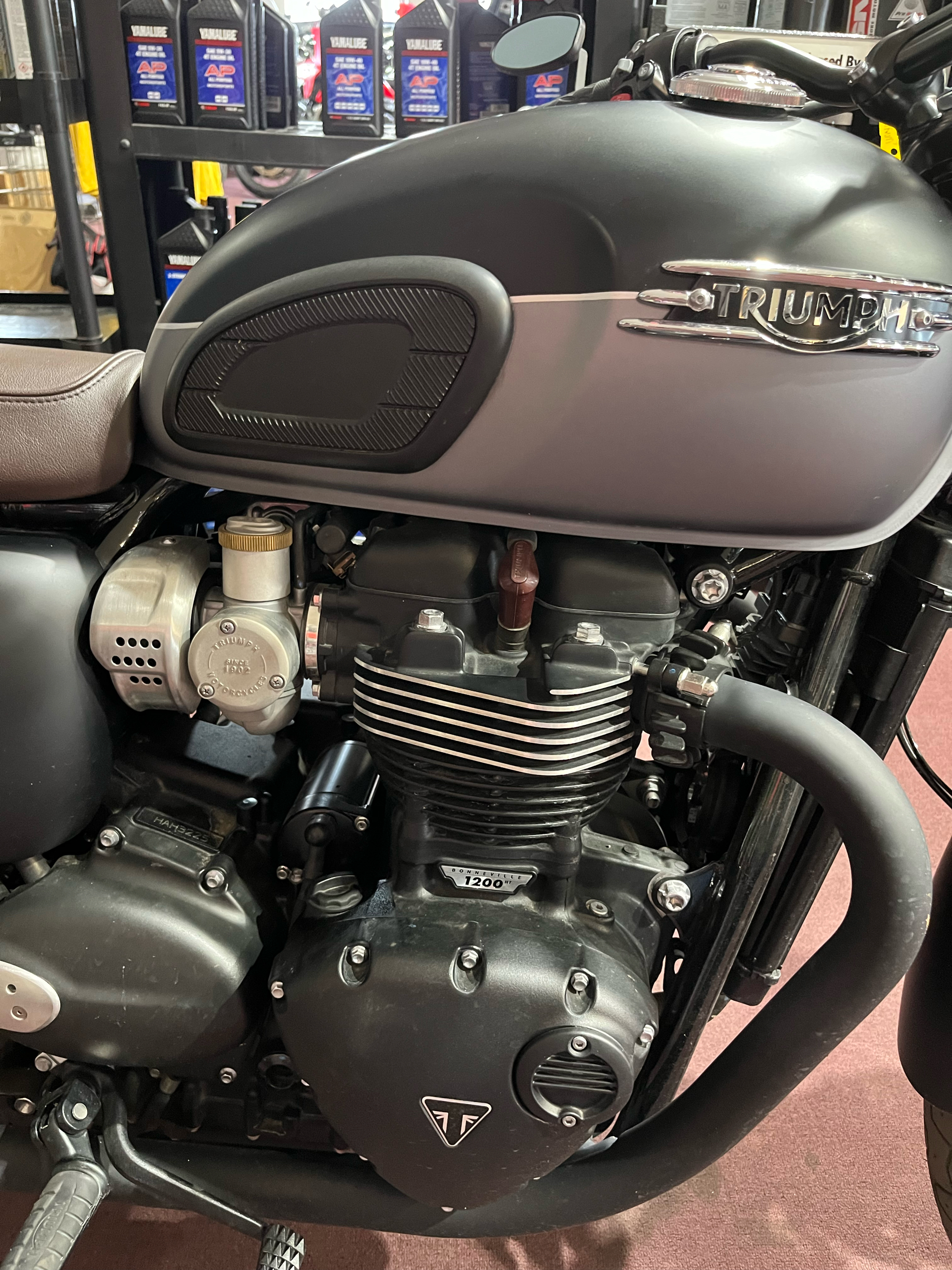 2022 Triumph Bonneville T120 Black in Belle Plaine, Minnesota - Photo 8