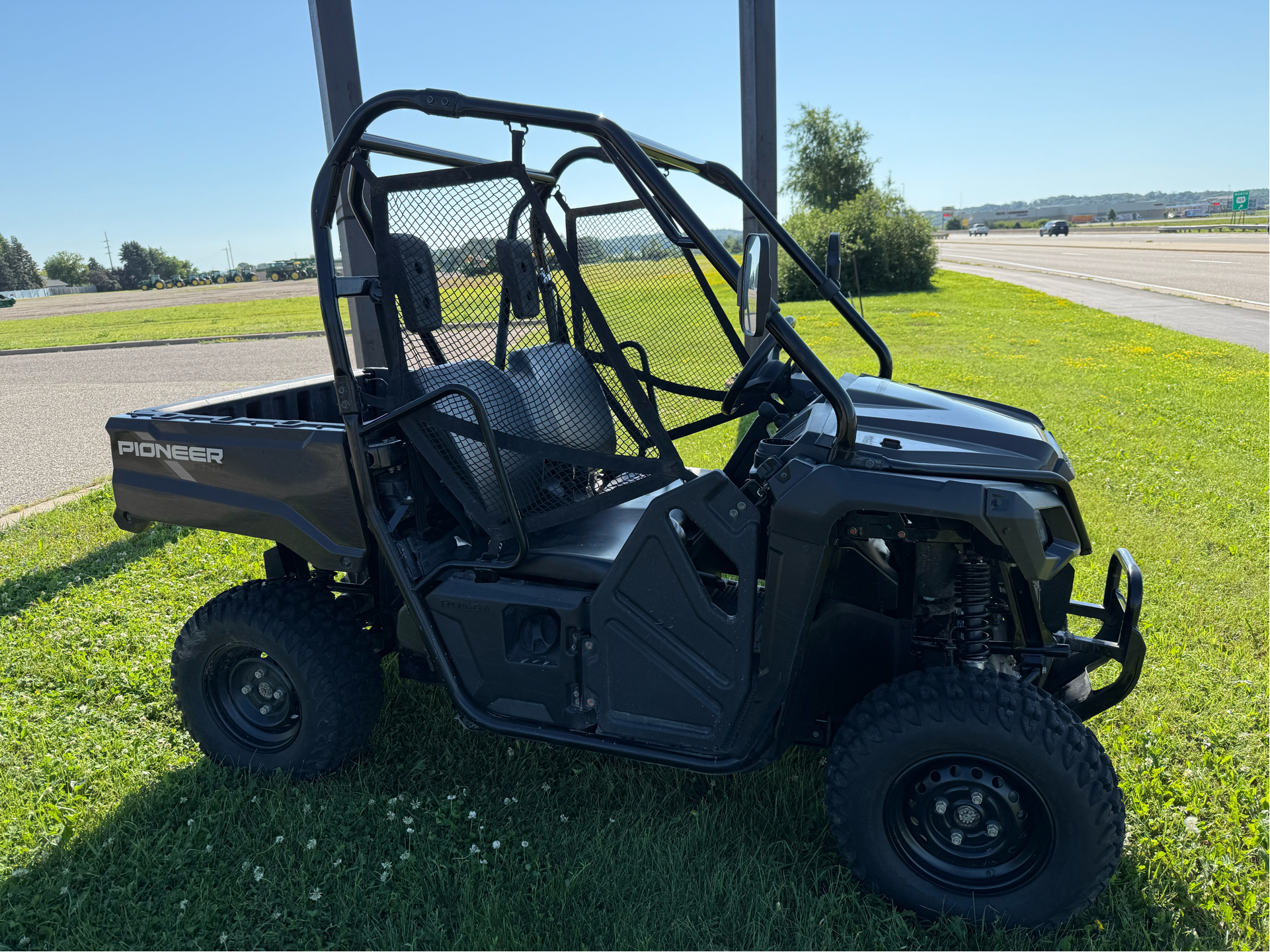 2022 Honda Pioneer 520 in Belle Plaine, Minnesota - Photo 3