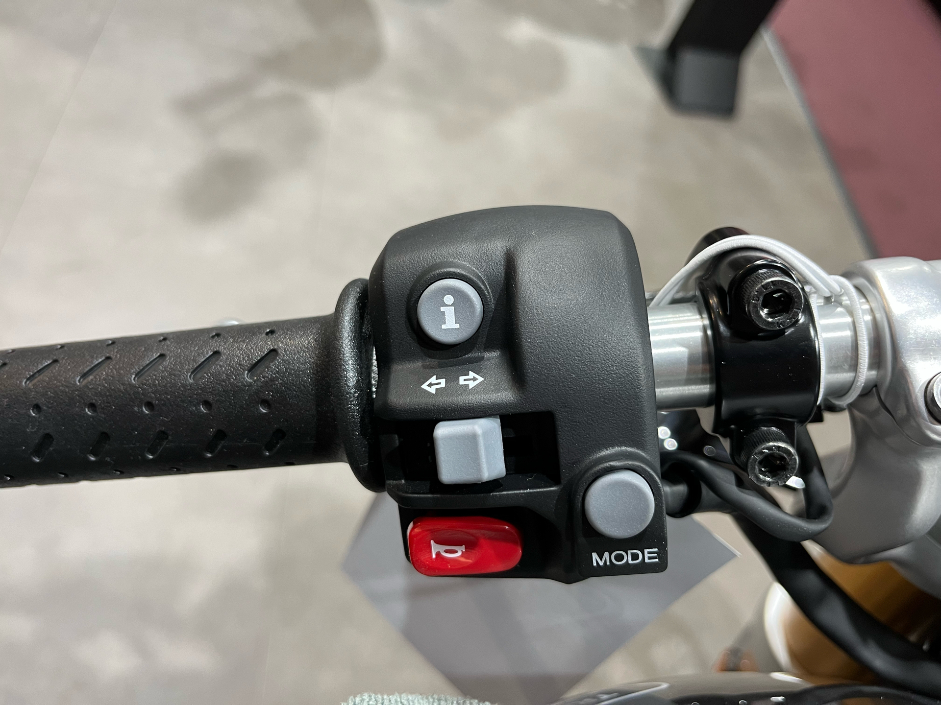 2024 Triumph Thruxton RS in Belle Plaine, Minnesota - Photo 8