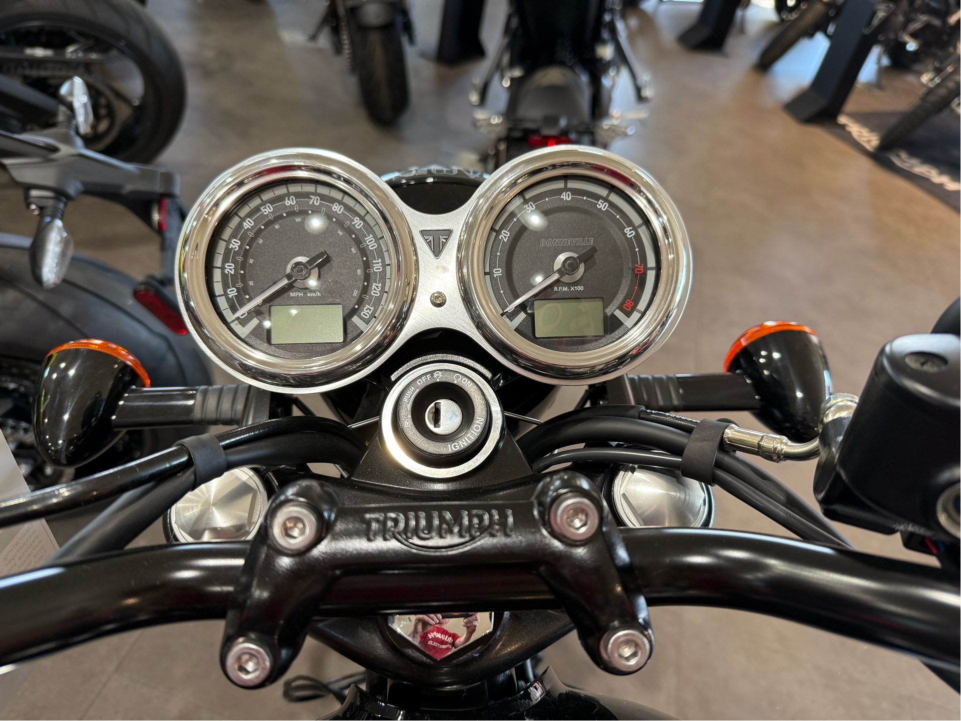 2025 Triumph Bonneville T120 Black in Belle Plaine, Minnesota - Photo 5