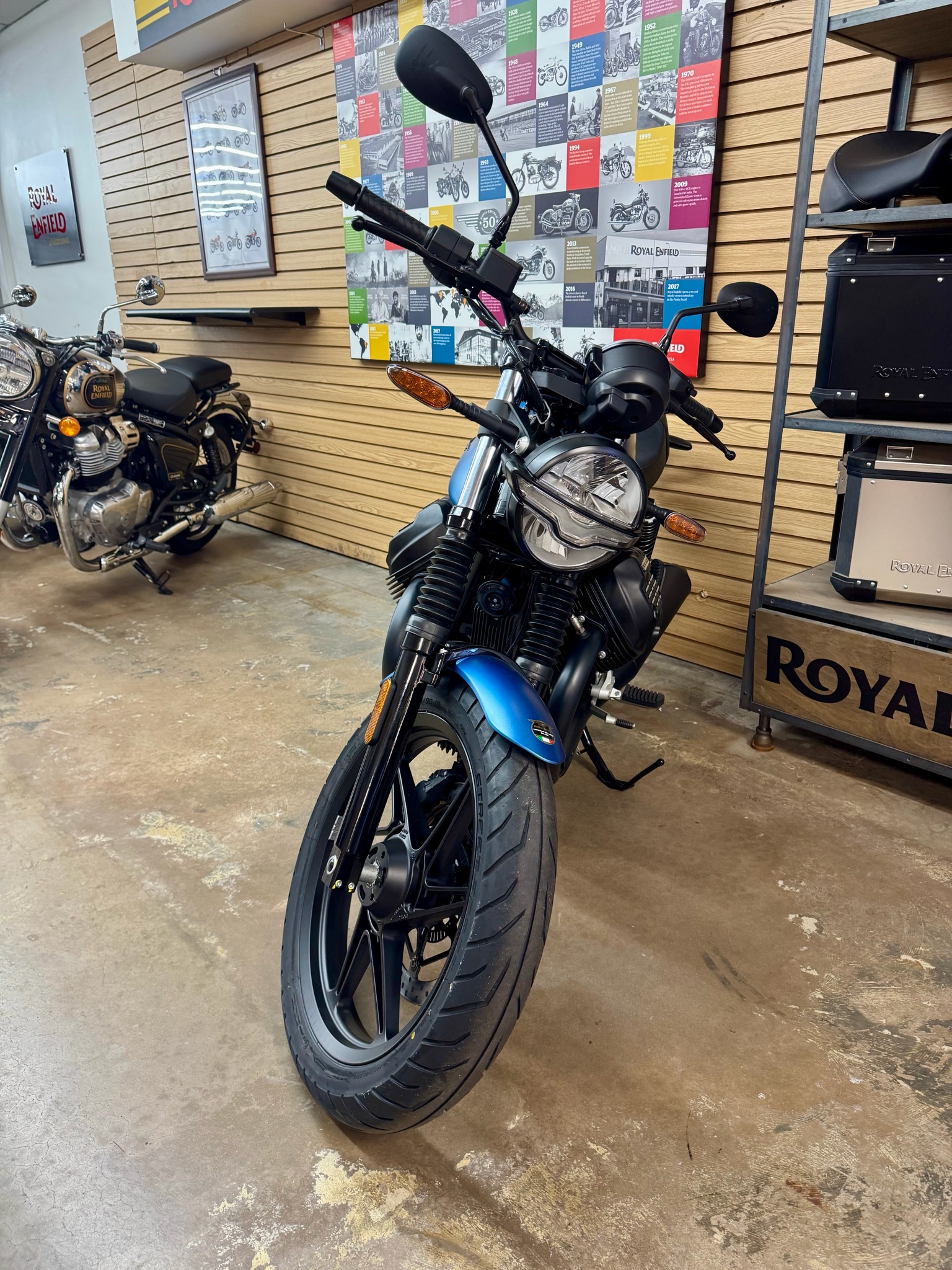2027 Moto Guzzi V7 Sport 2