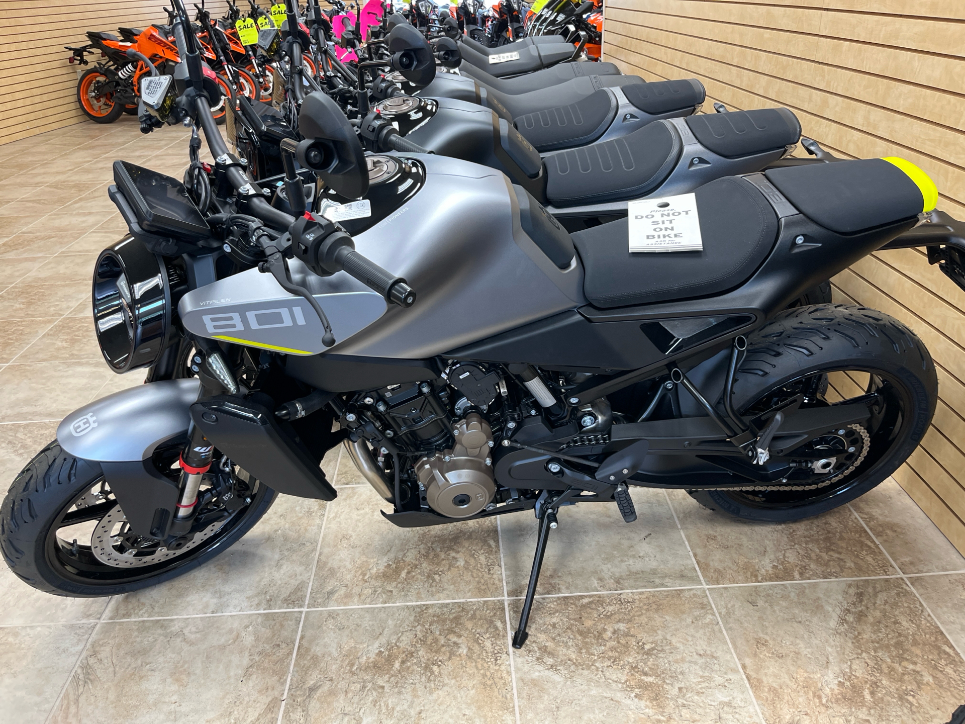 2025 Husqvarna Vitpilen 801 1