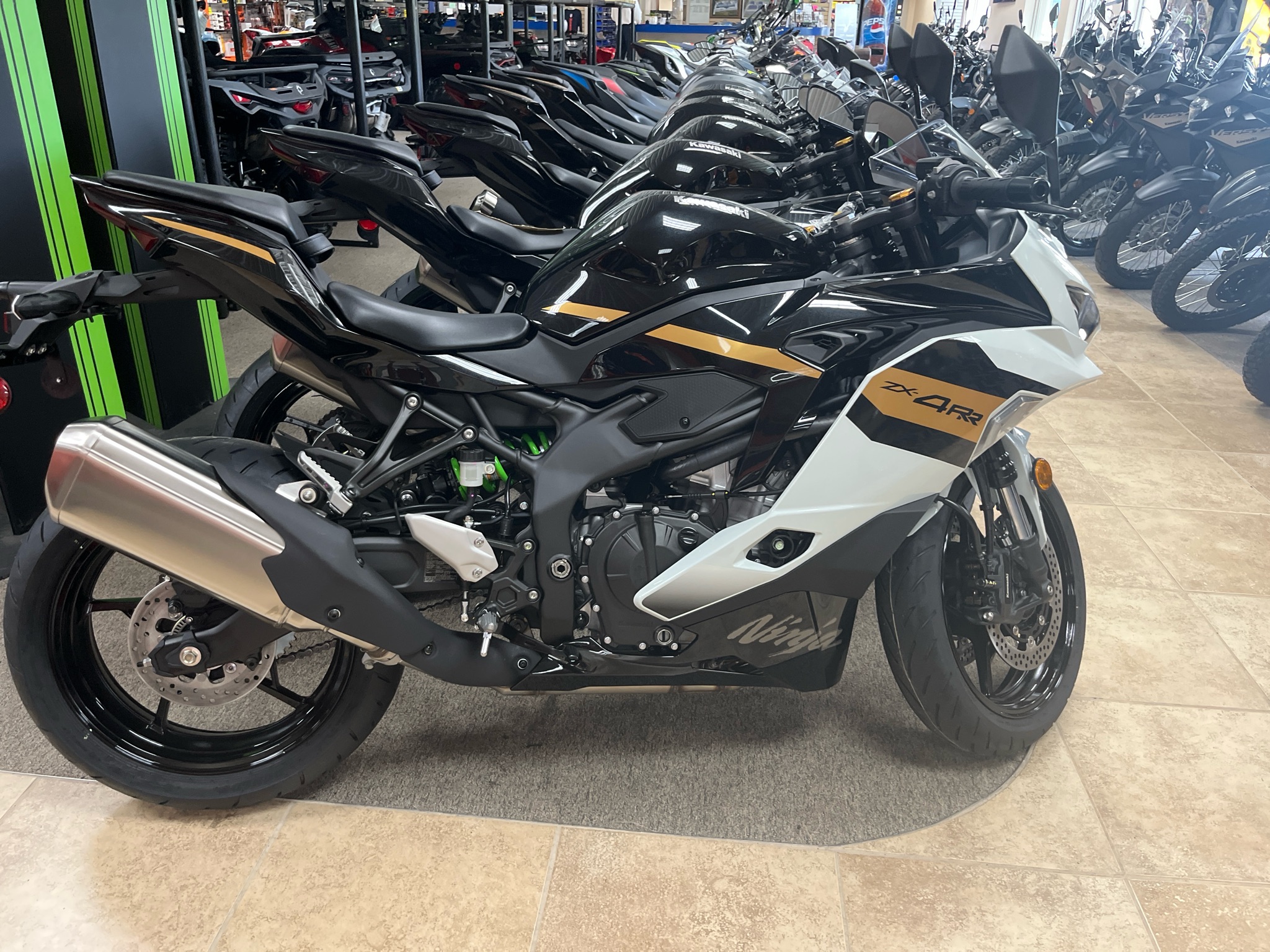 2026 Kawasaki Ninja® ZX-4RR ABS 1