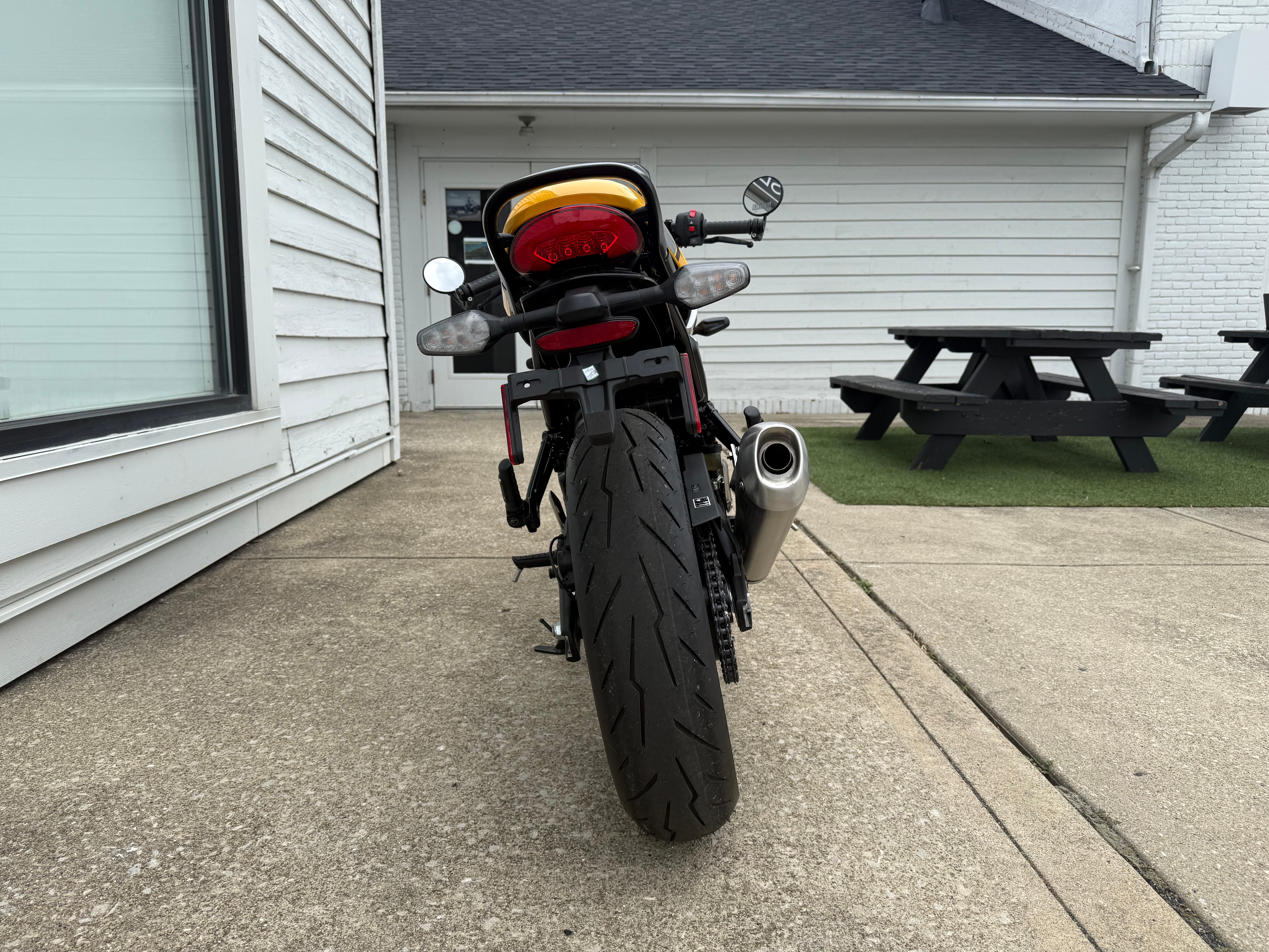 2026 Triumph Thruxton 400 3