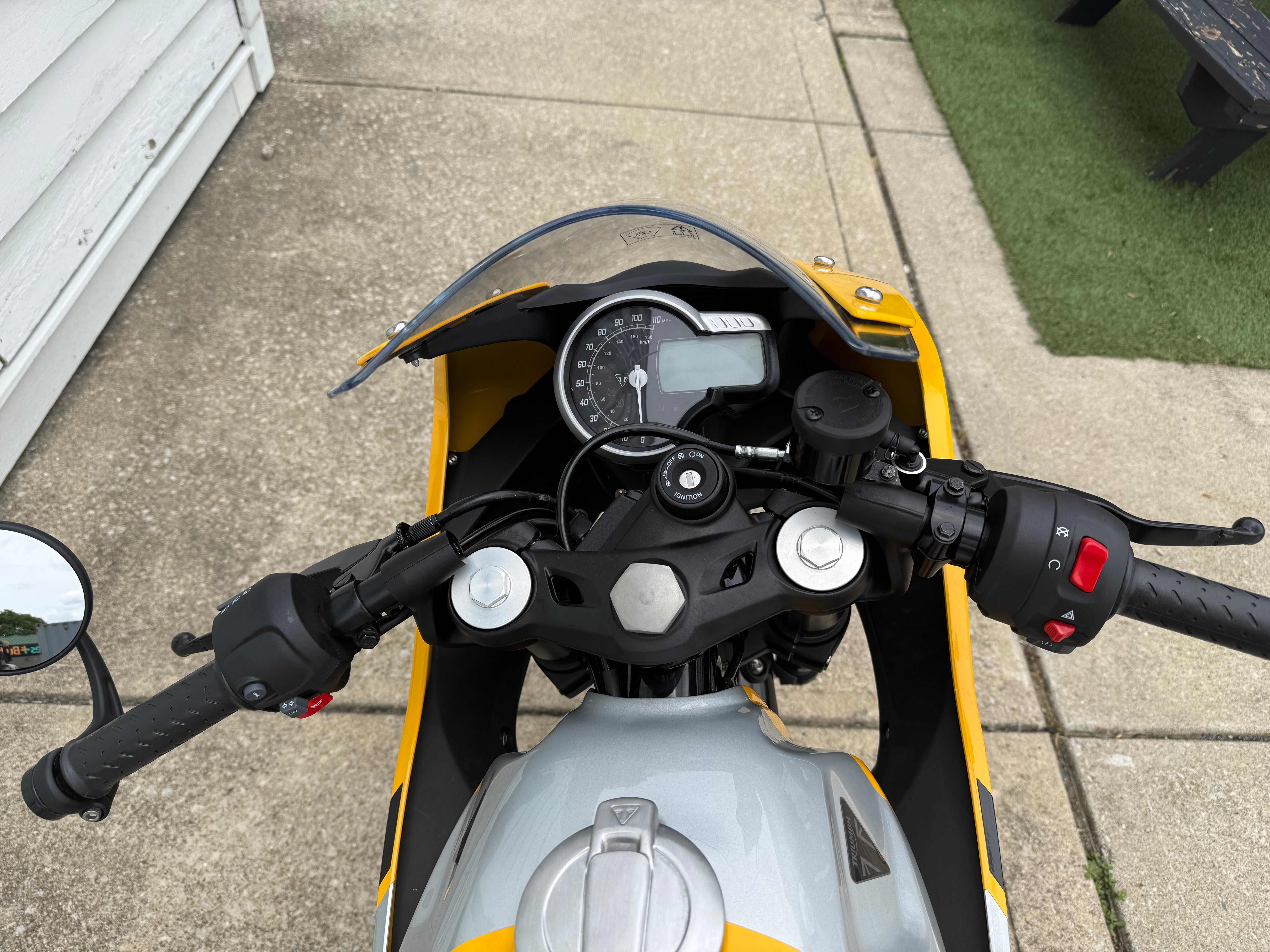2026 Triumph Thruxton 400 5
