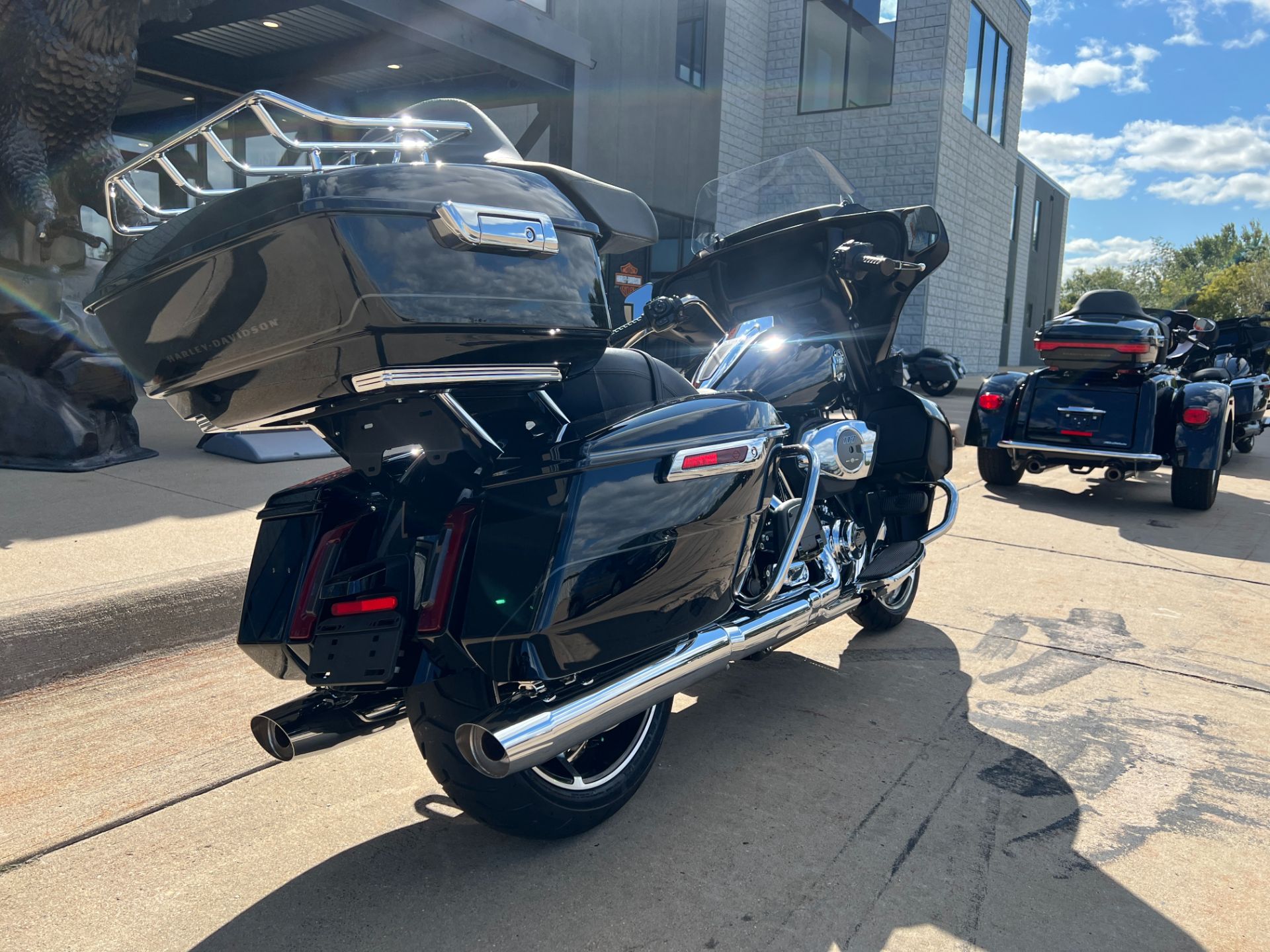 2025 Harley-Davidson Street Glide® Ultra in Dubuque, Iowa - Photo 2