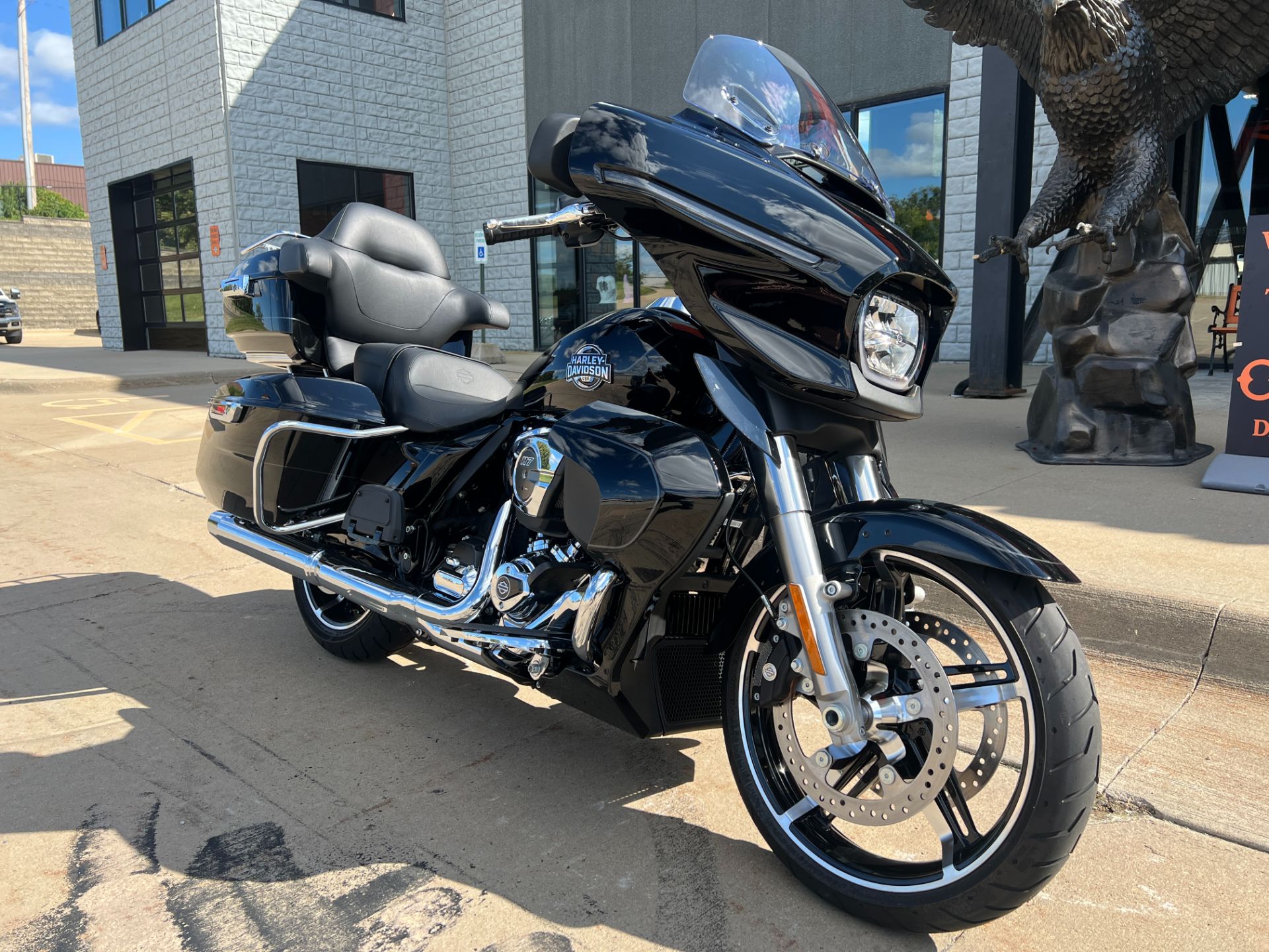 2025 Harley-Davidson Street Glide® Ultra in Dubuque, Iowa - Photo 8