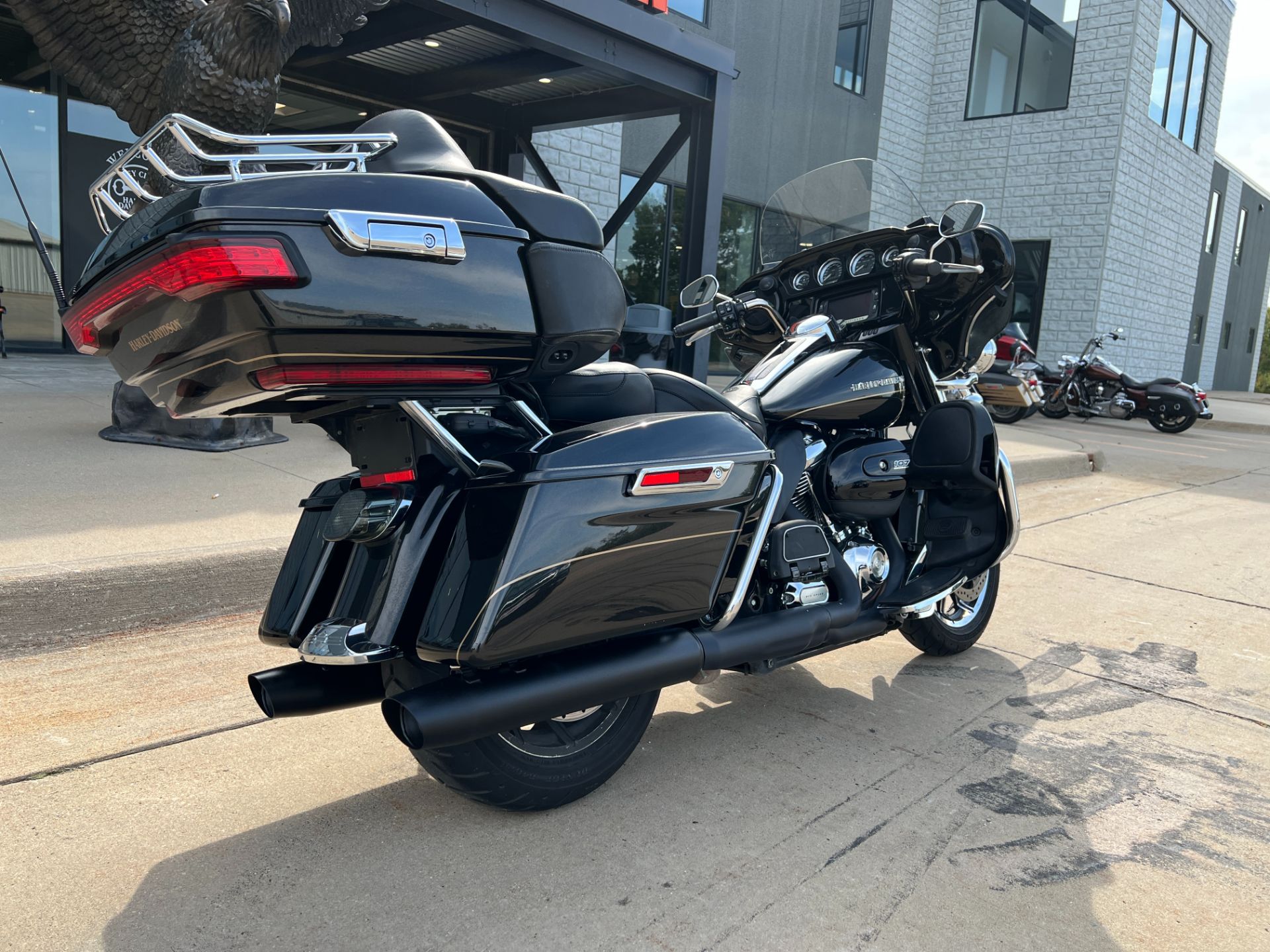 2017 Harley-Davidson Ultra Limited in Dubuque, Iowa - Photo 2