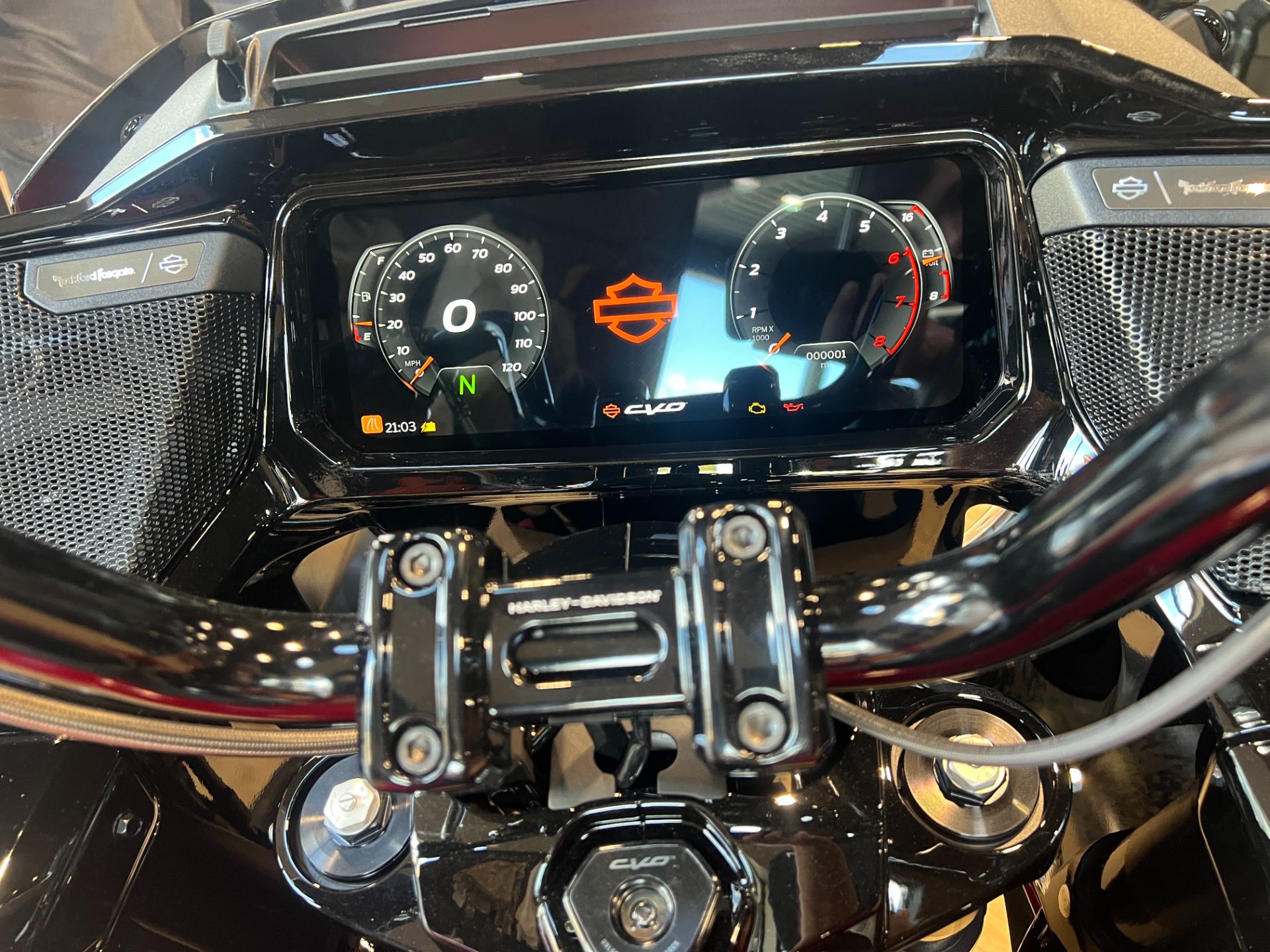 2025 Harley-Davidson CVO™ Road Glide® ST in Dubuque, Iowa - Photo 9