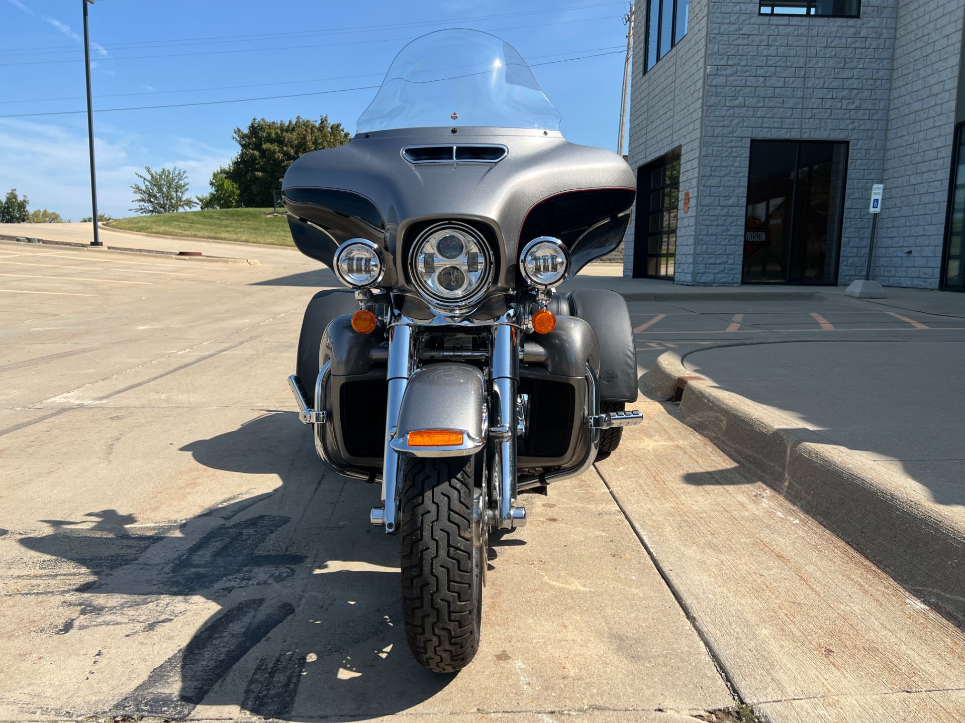 2017 Harley-Davidson Tri Glide® Ultra in Dubuque, Iowa - Photo 7