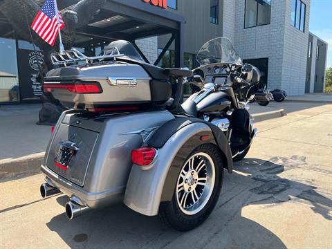 2017 Harley-Davidson Tri Glide® Ultra in Dubuque, Iowa - Photo 2