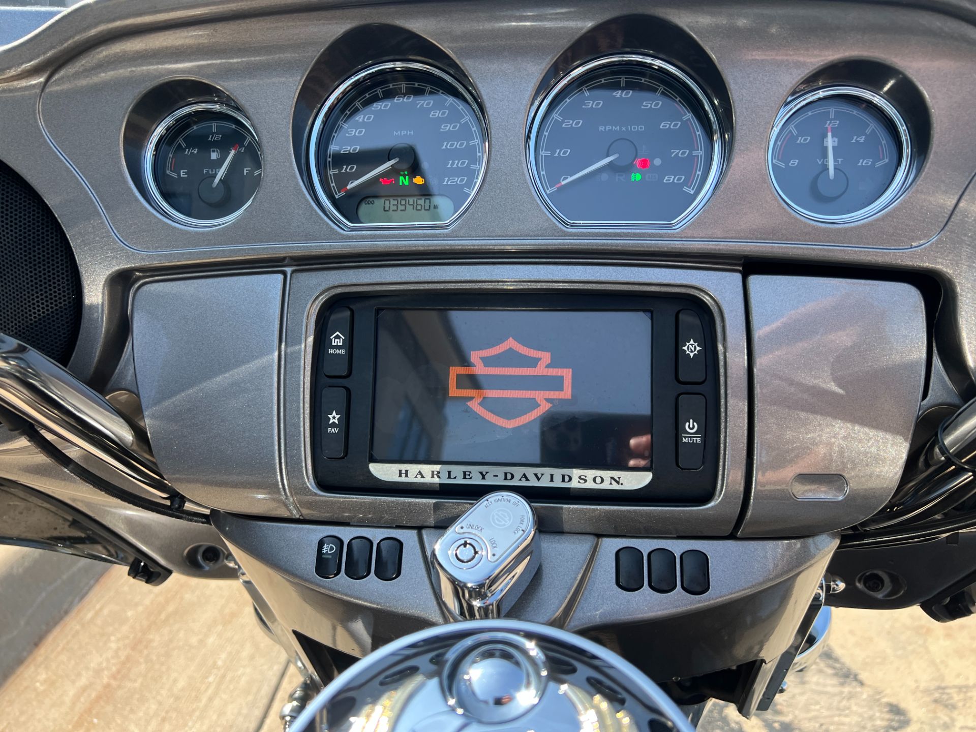 2017 Harley-Davidson Tri Glide® Ultra in Dubuque, Iowa - Photo 8