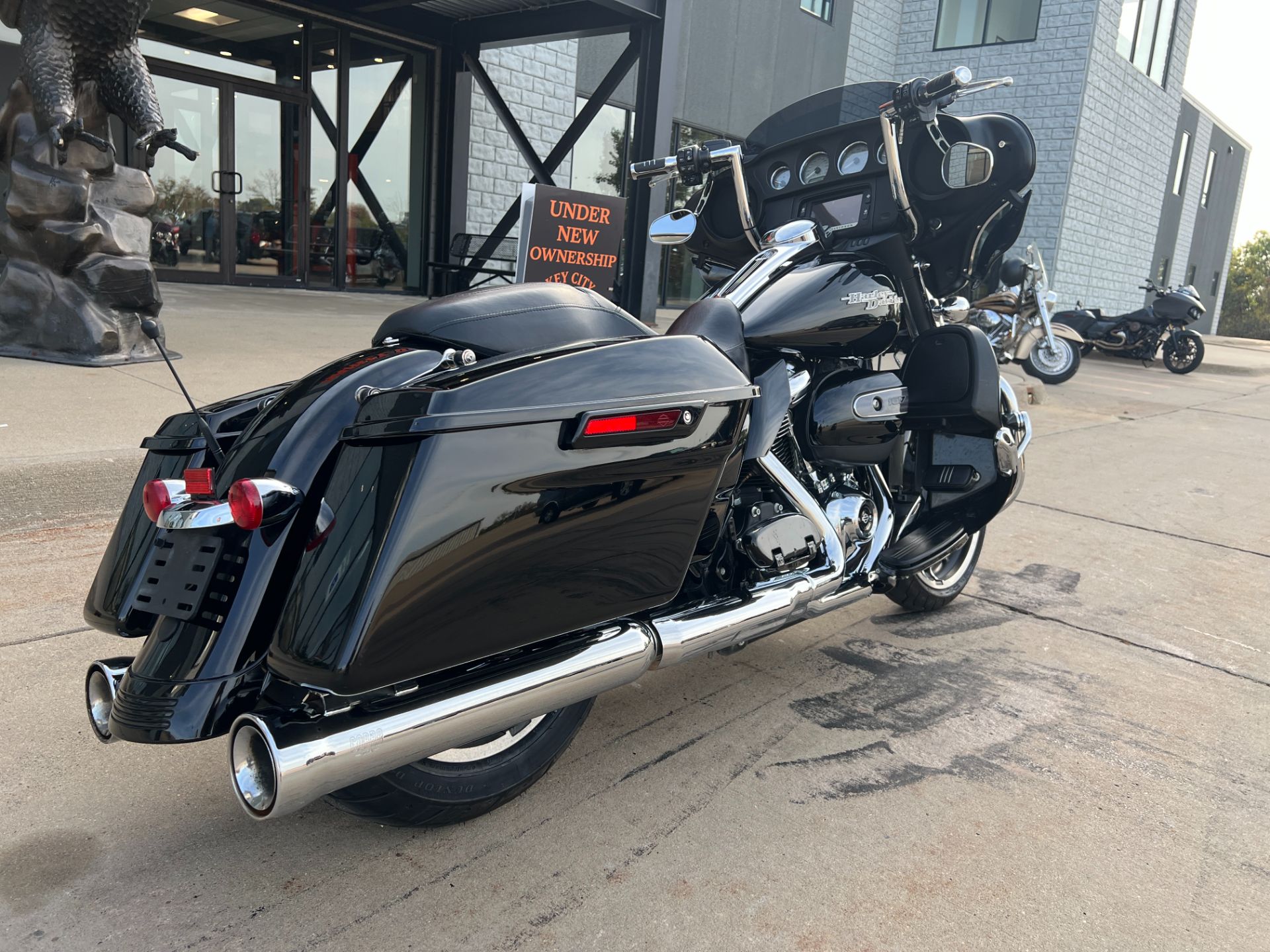 2018 Harley-Davidson Street Glide® in Dubuque, Iowa - Photo 2